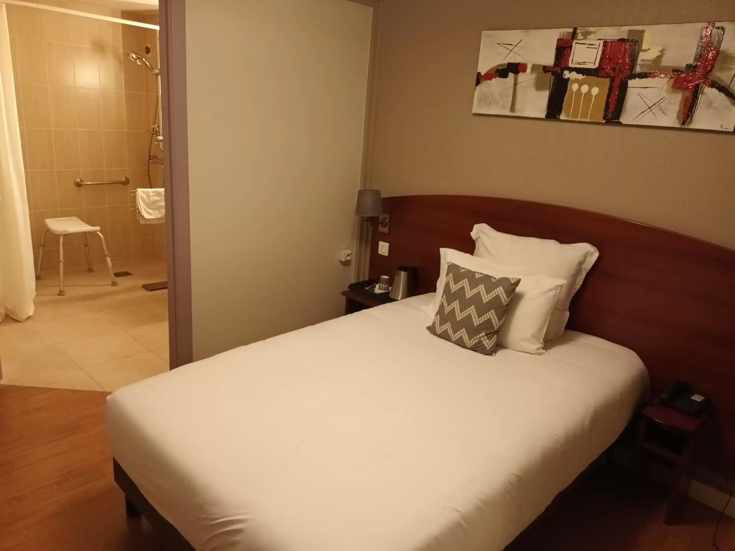 Facility for disabled guests, Bed in Hôtel des Arcades de Cachan - Grand Paris Sud