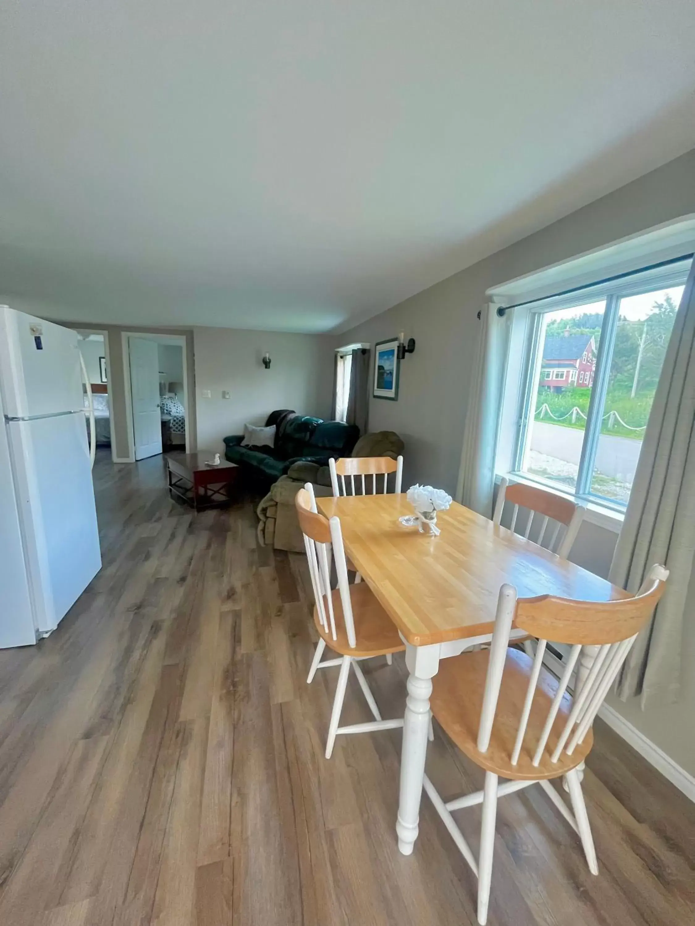 Dining Area in Alma Shore Lane Suites & Cottages