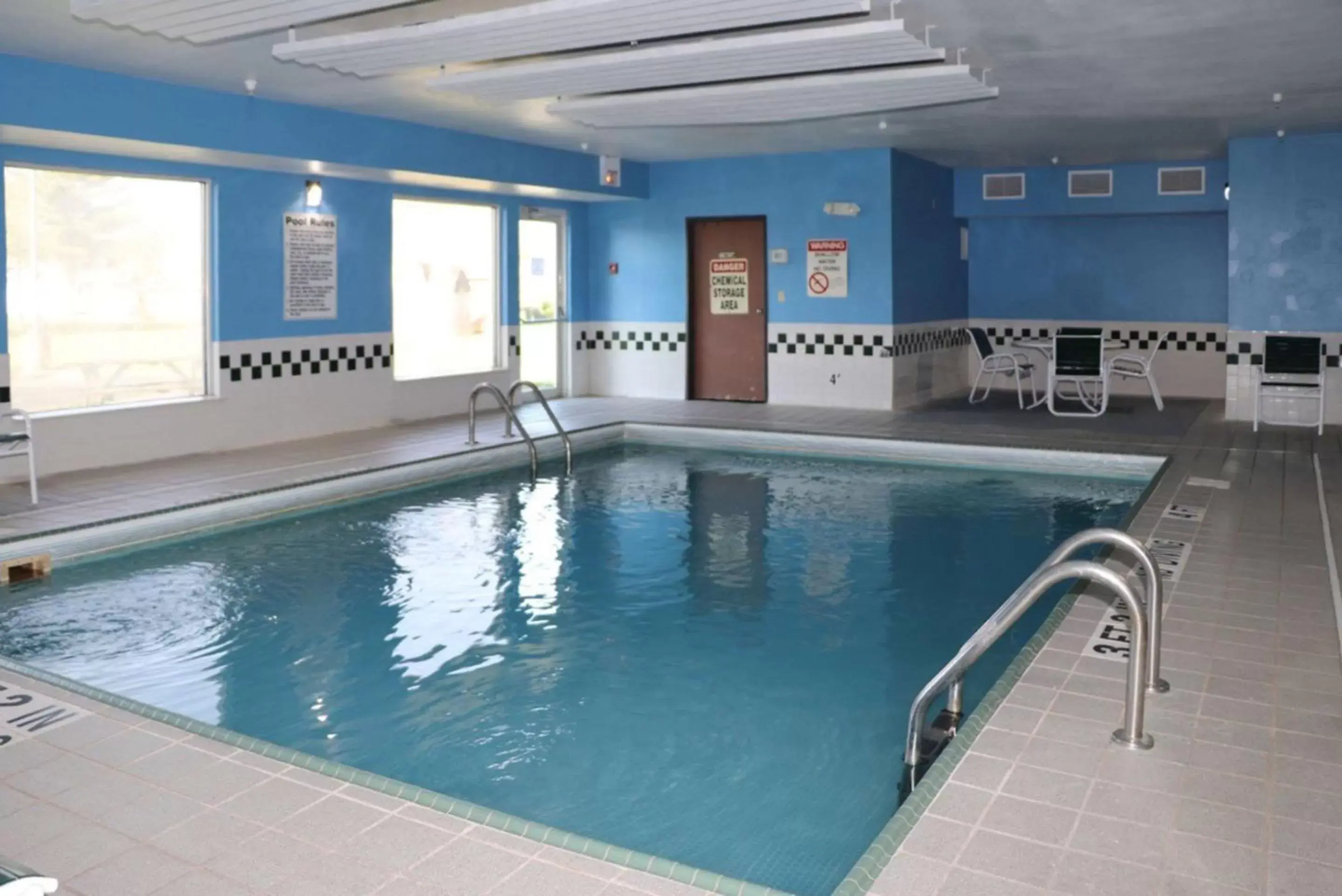 On site, Swimming Pool in Quality Inn East Evansville