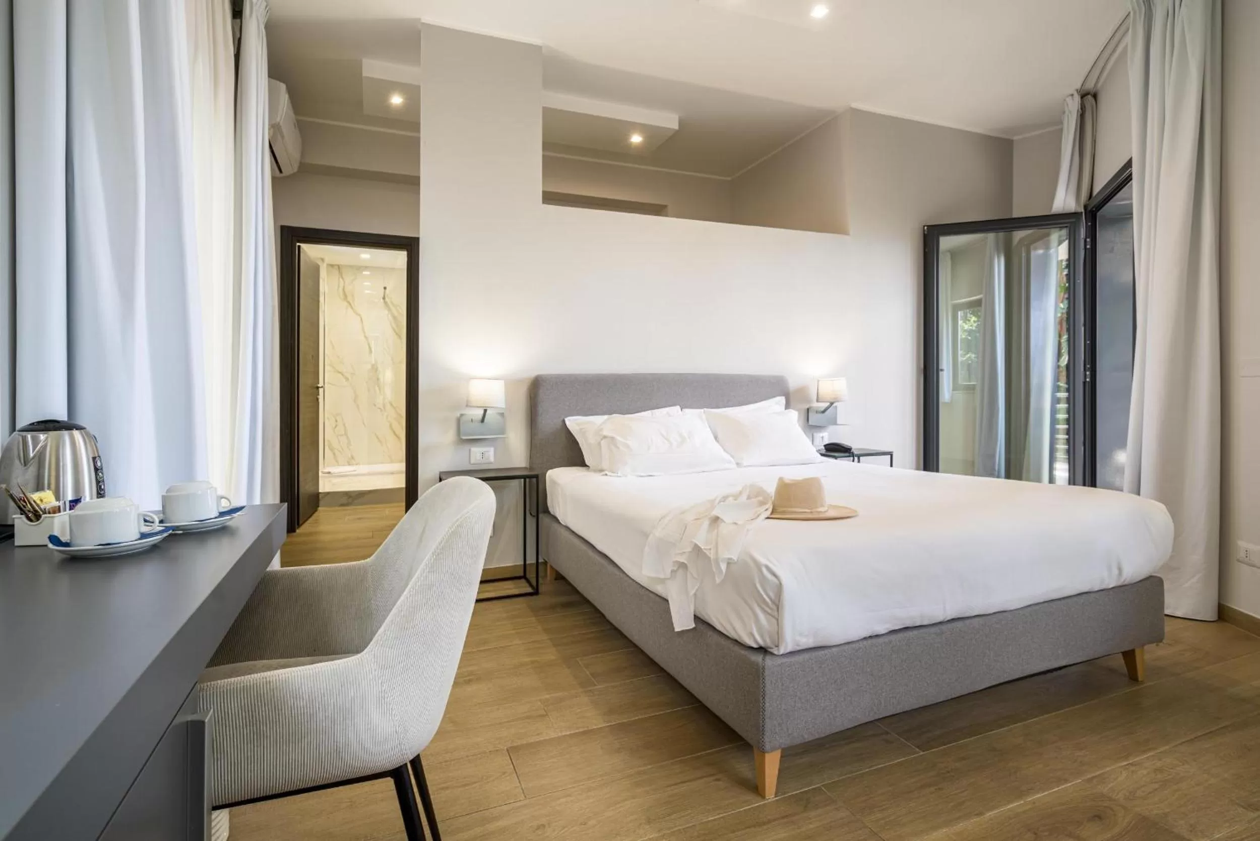 Photo of the whole room, Bed in Taormina Palace Hotel