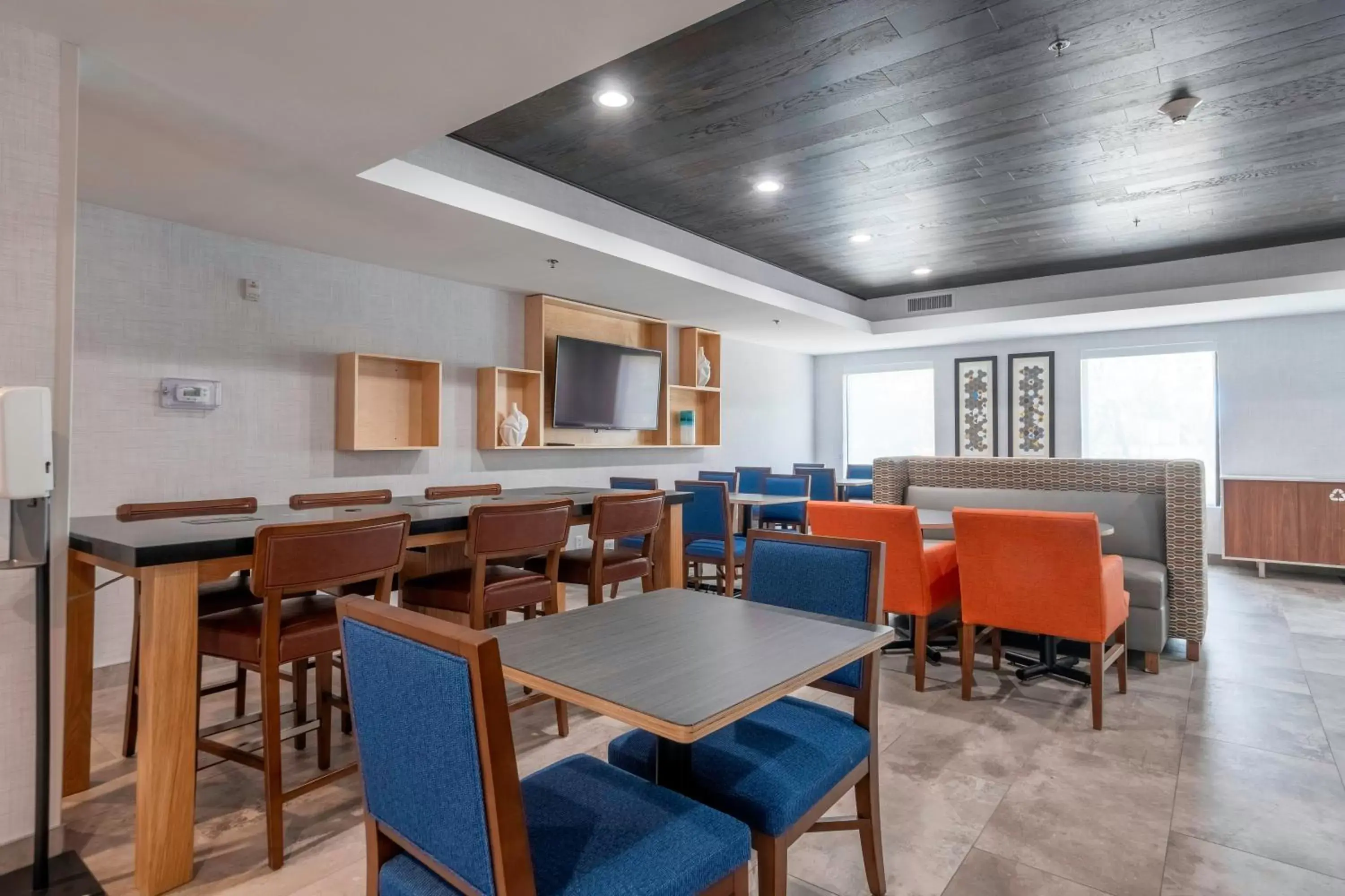 Lobby or reception, Restaurant/Places to Eat in Holiday Inn Express Hotel & Suites Petersburg/Dinwiddie, an IHG Hotel