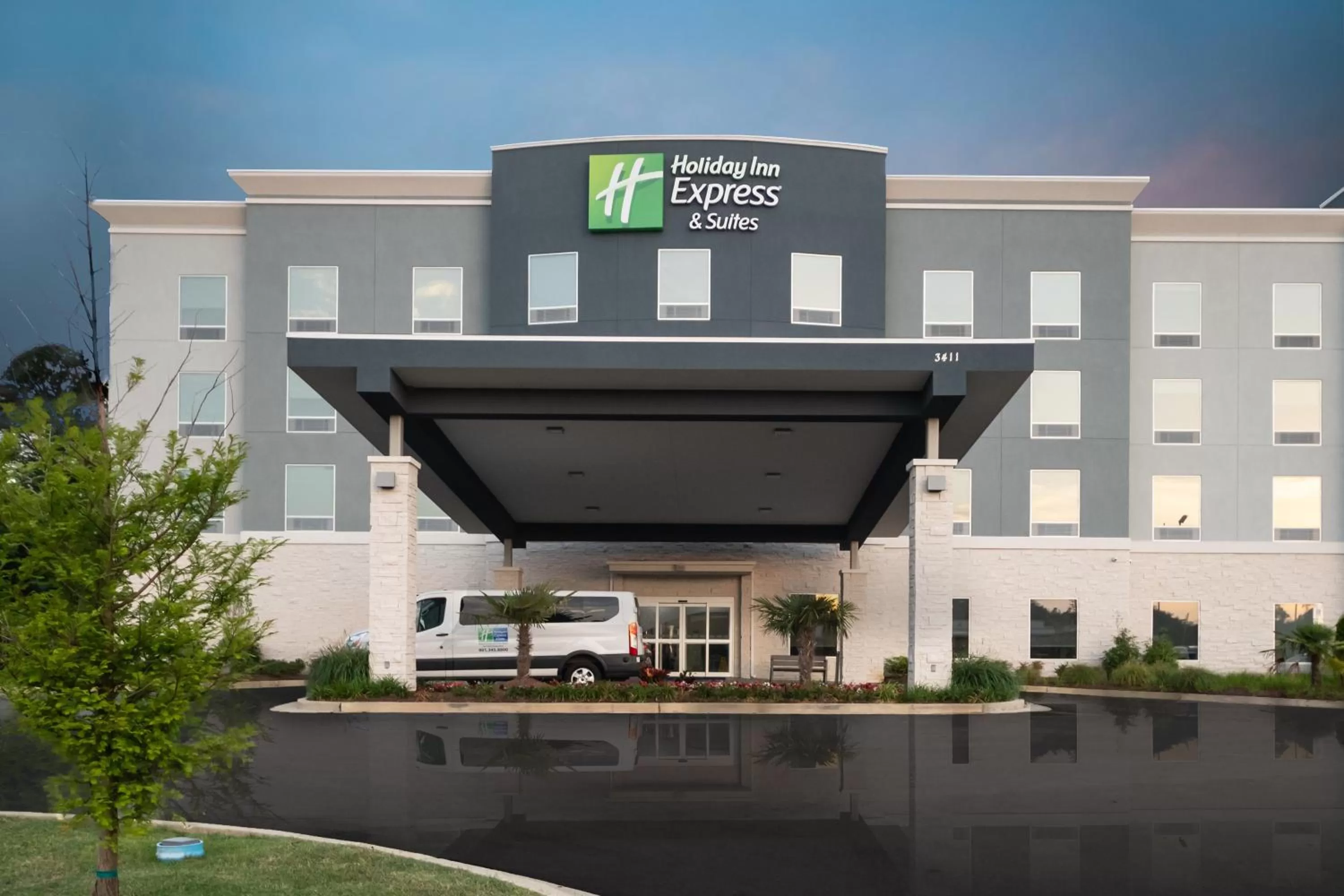 Property building in Holiday Inn Express & Suites Memphis Arpt Elvis Presley Blv by IHG