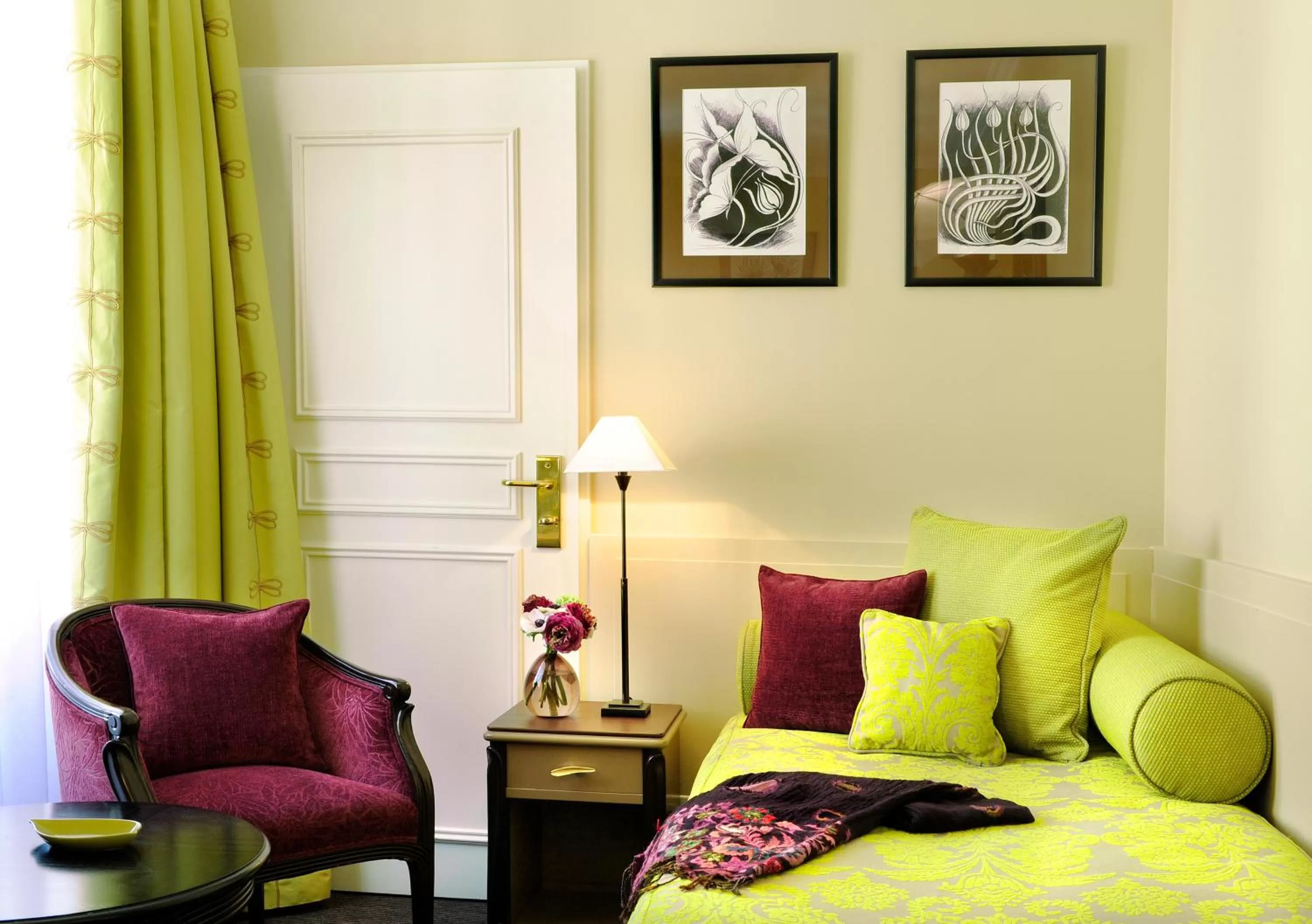 Seating area in Hôtel Tiffany by Fassbind