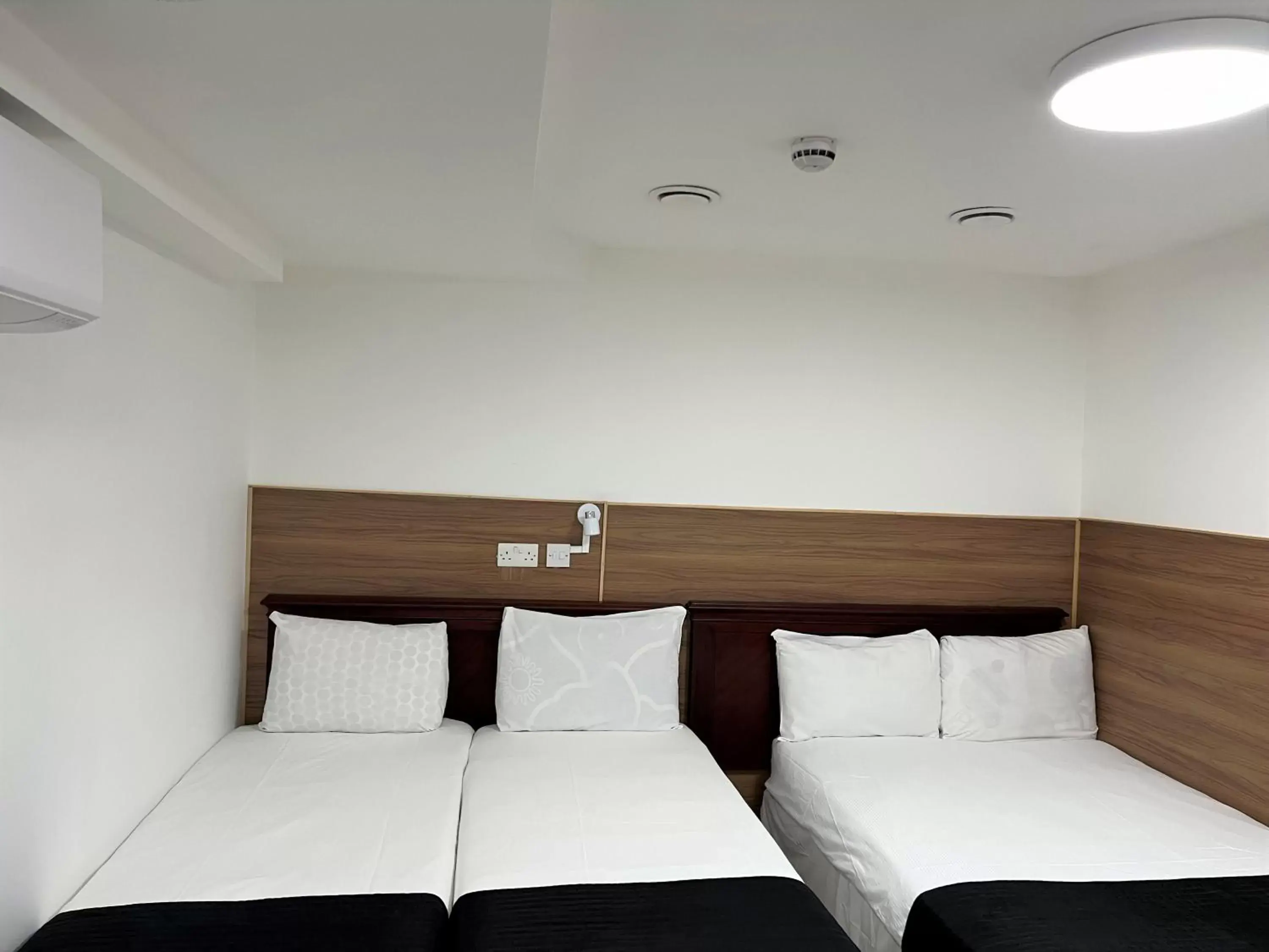 Bedroom, Bed in Plaza London Hotel