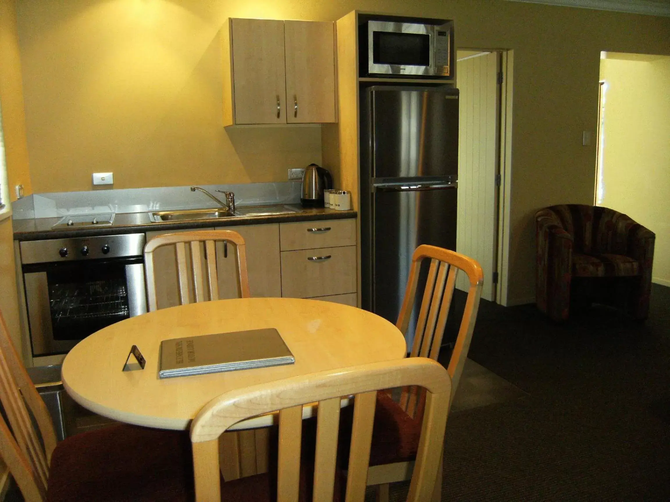 Kitchen or kitchenette, Dining Area in Blenheim Spa Motor Lodge