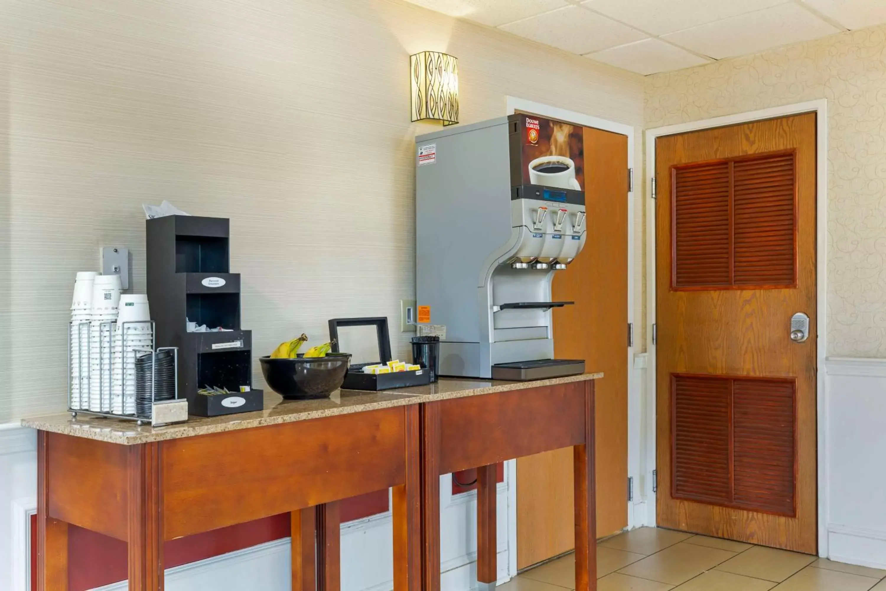 Property building, Kitchen/Kitchenette in Best Western Plus The Inn at Sharon/Foxboro