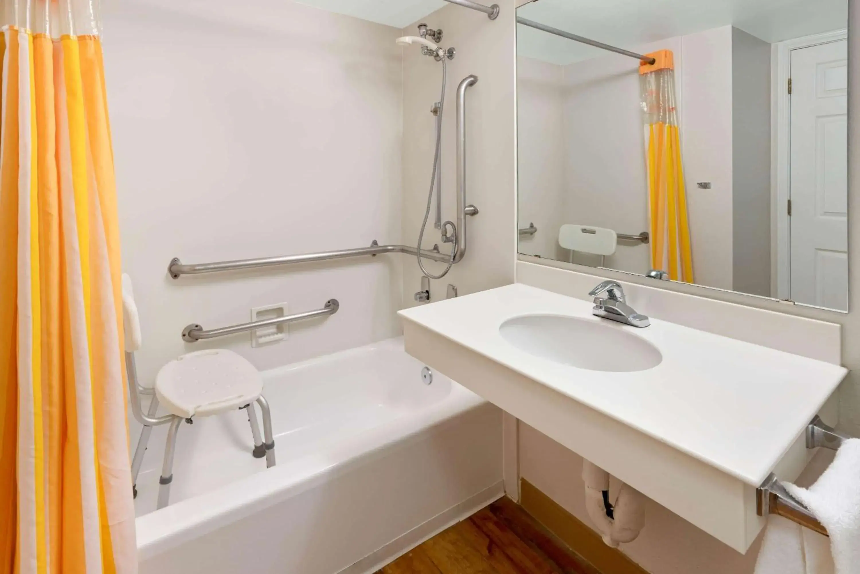 Bathroom in La Quinta Inn by Wyndham Phoenix Sky Harbor Airport