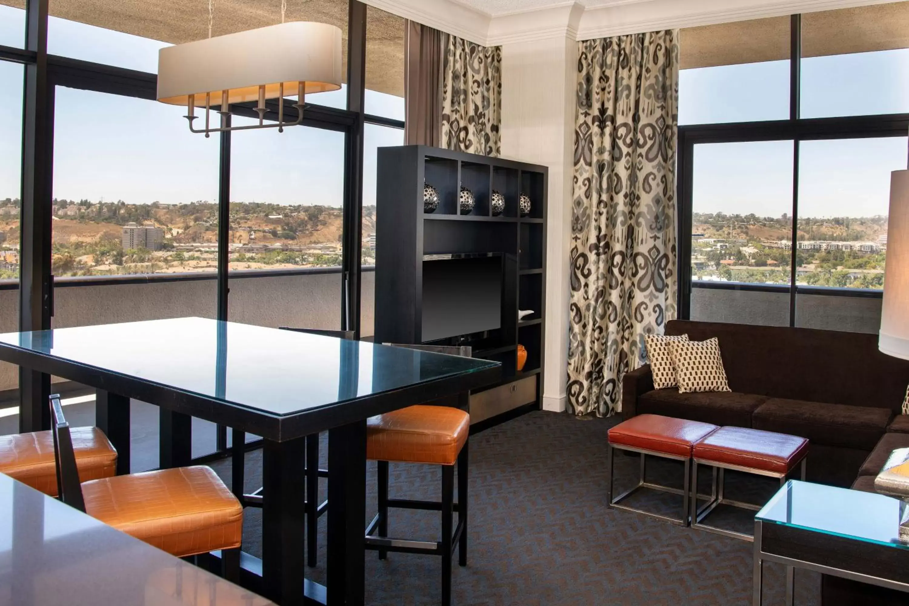 Living room in Sheraton Mission Valley San Diego Hotel