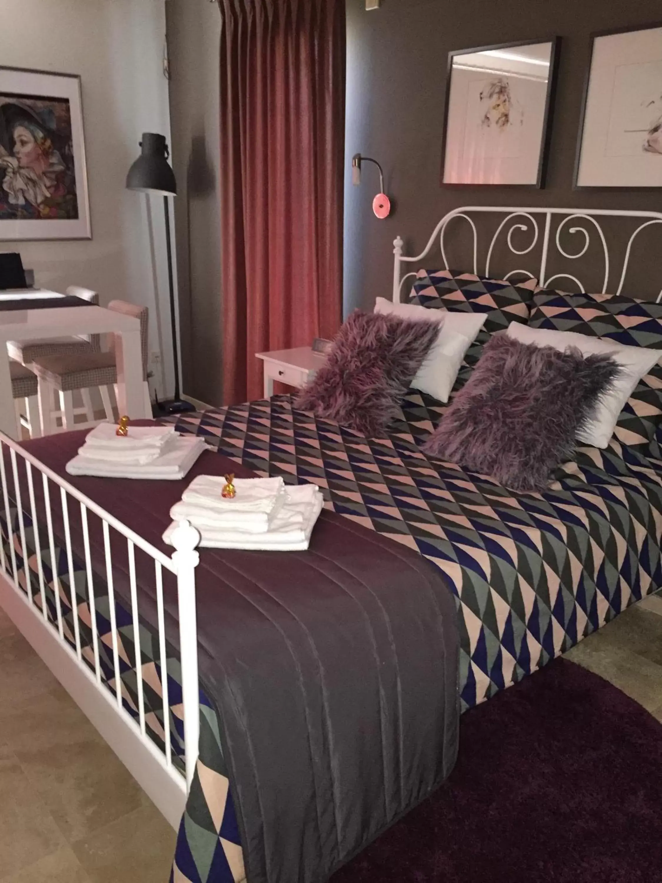 Bed in B&B Maison Saint Tropez Eindhoven