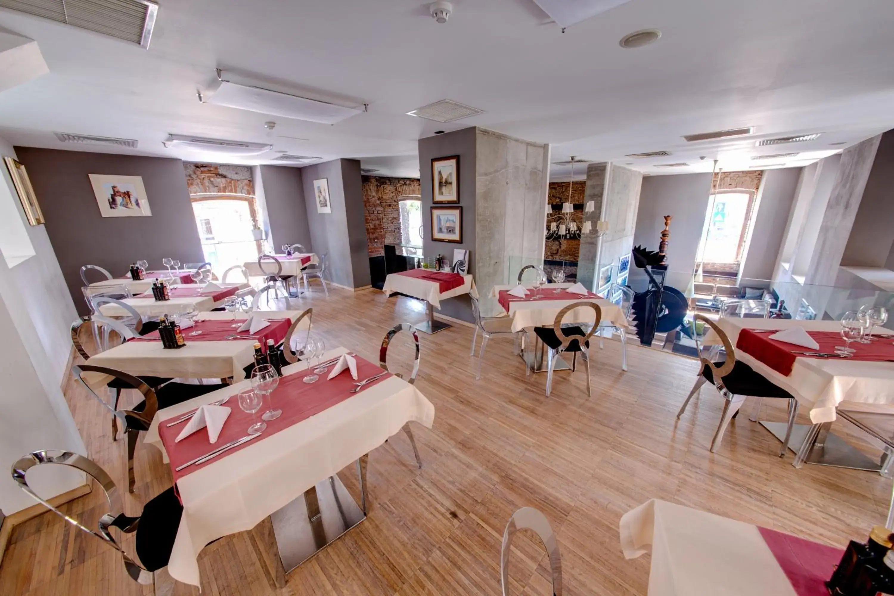 Restaurant/Places to Eat in Sarroglia Hotel