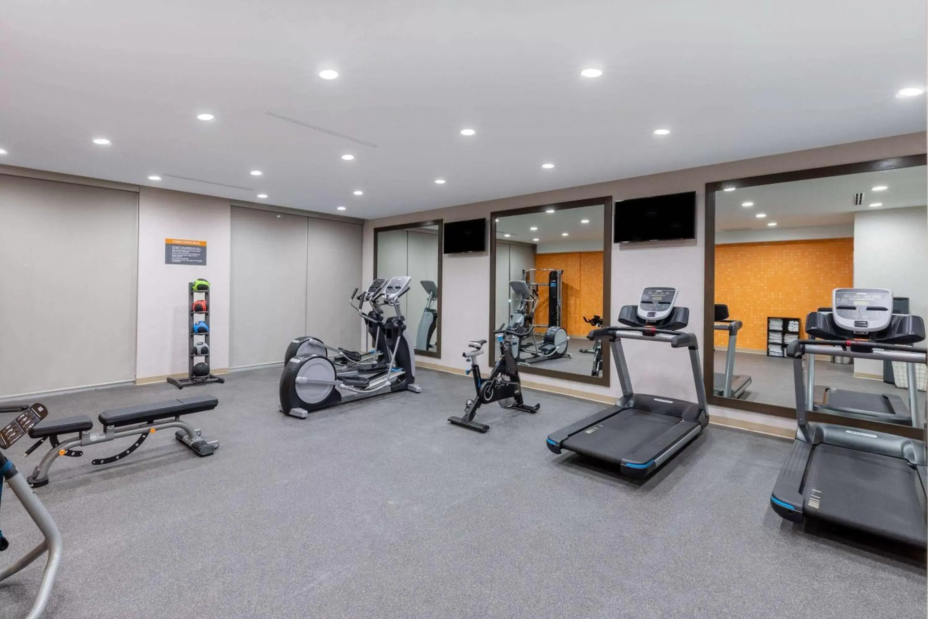 Fitness centre/facilities, Fitness Center/Facilities in La Quinta Inn & Suites by Wyndham Round Rock near Kalahari