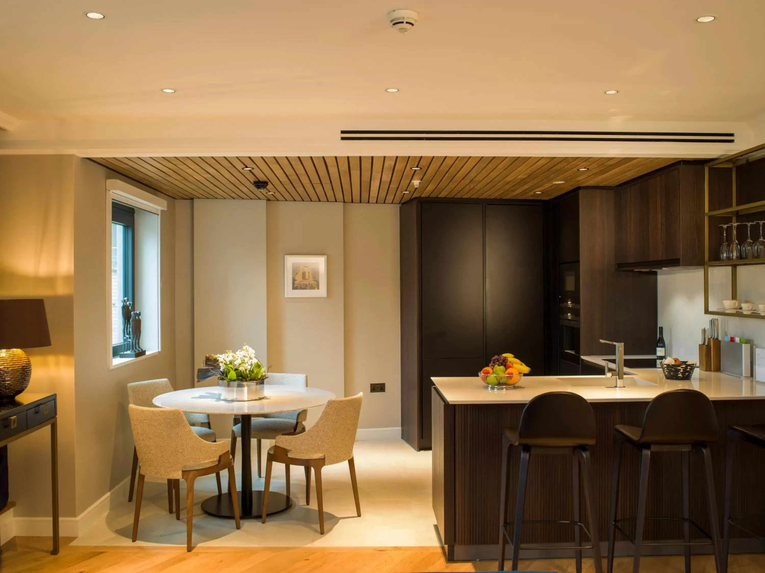 Kitchen or kitchenette, Dining Area in The Guardsman - Preferred Hotels and Resorts