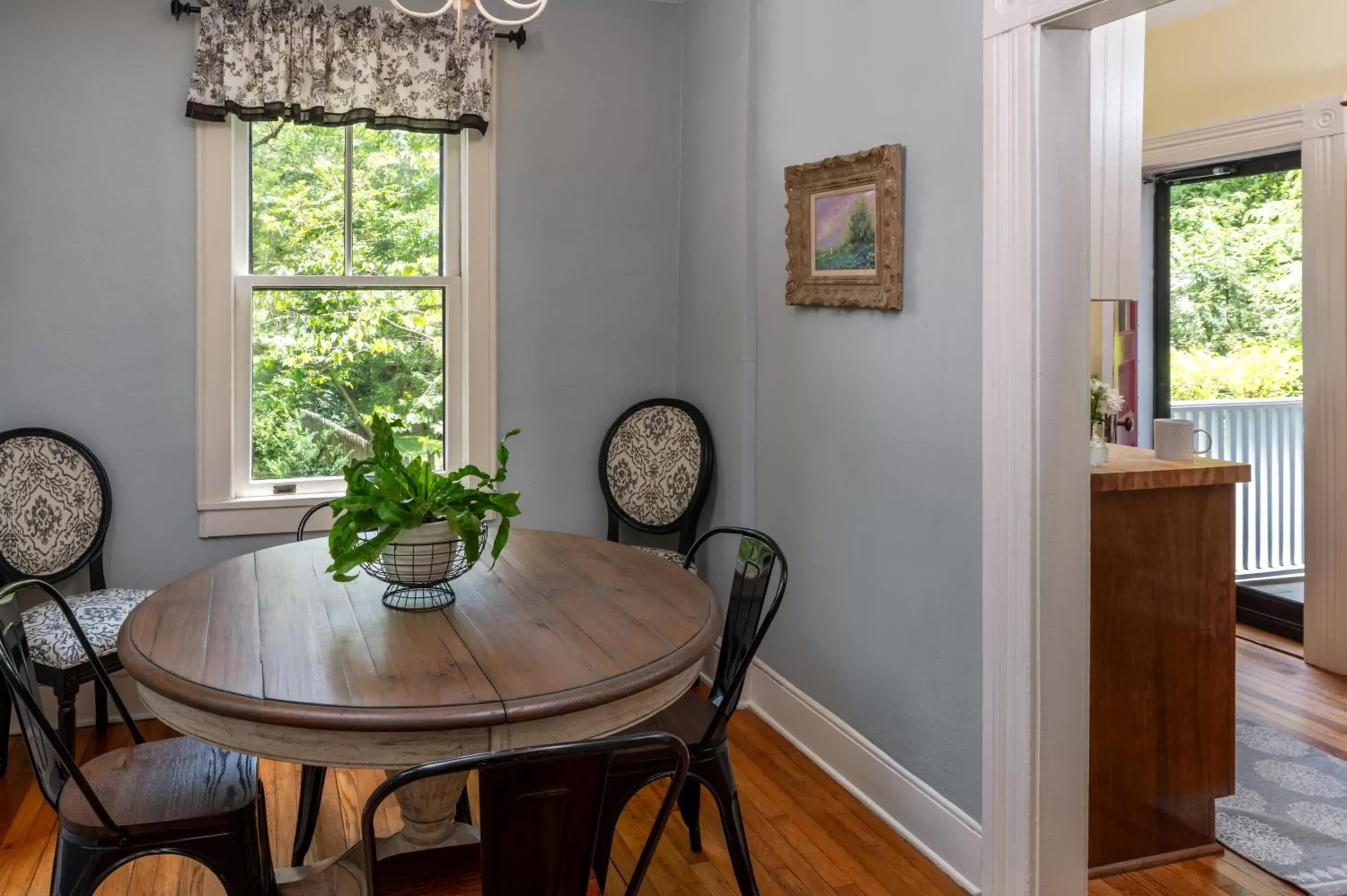 Dining Area in The 1899 Wright Inn & Carriage House