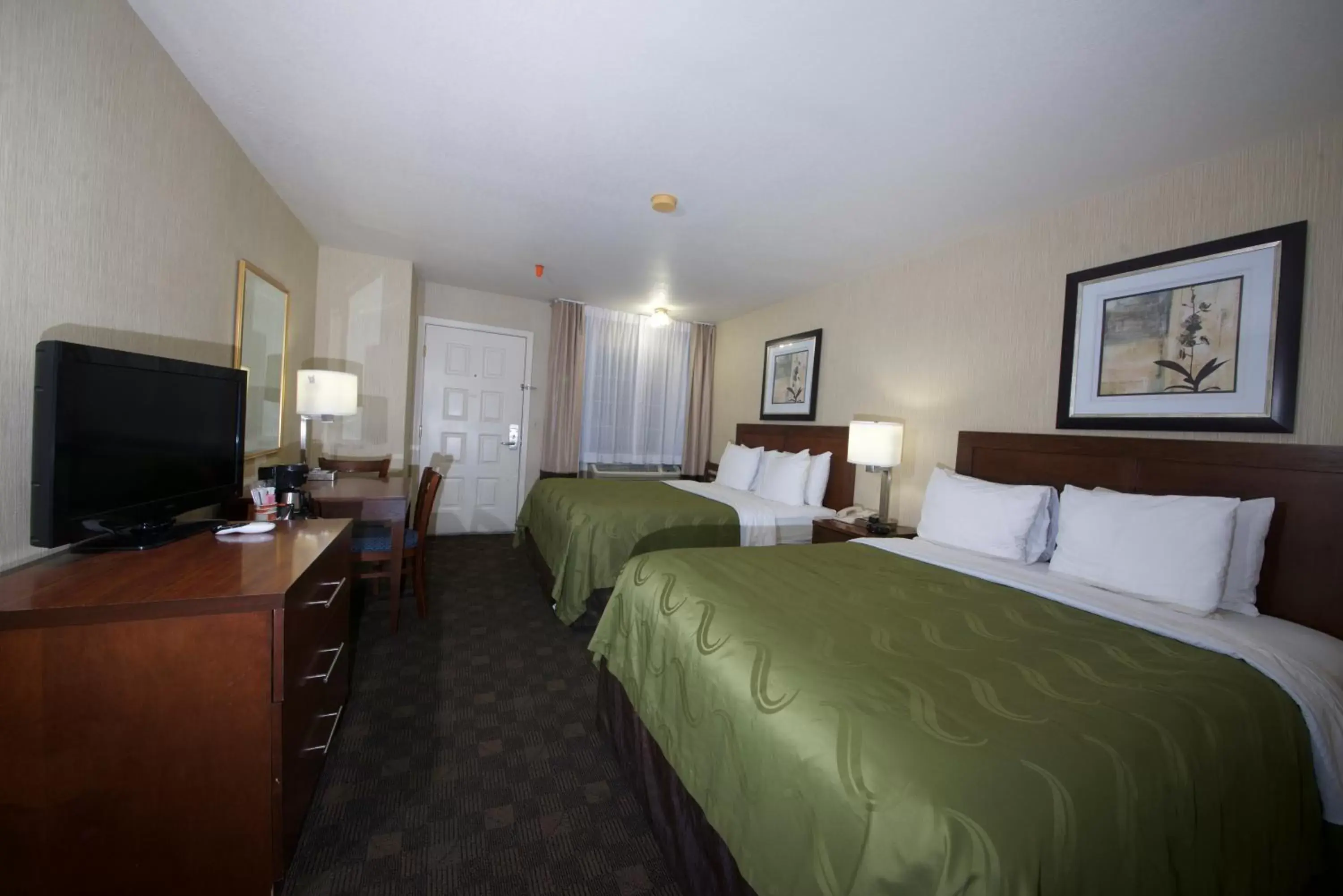 Photo of the whole room in Quality Inn Yosemite Valley Gateway