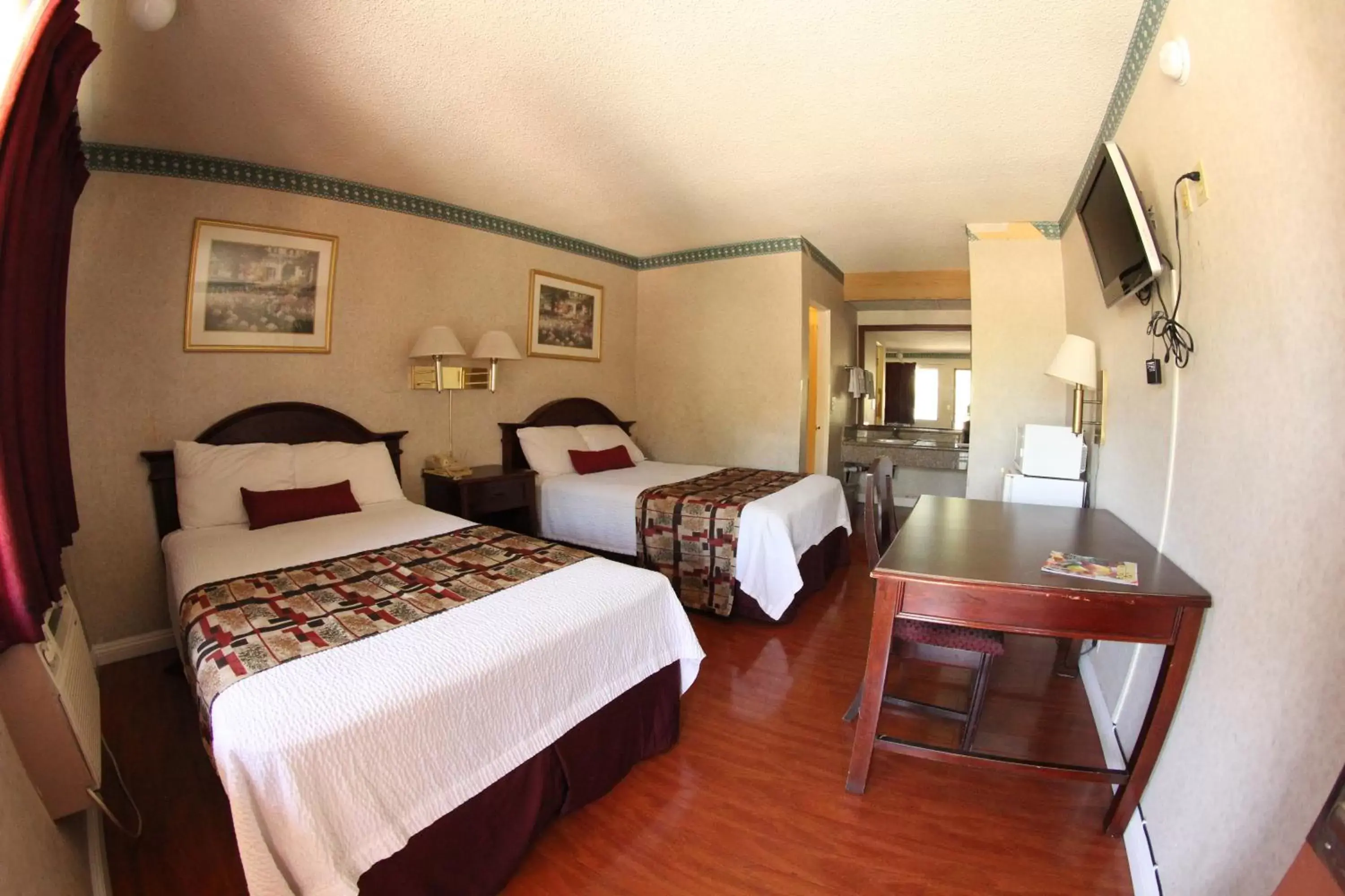 Bedroom, Bed in Anaheim Maingate Inn
