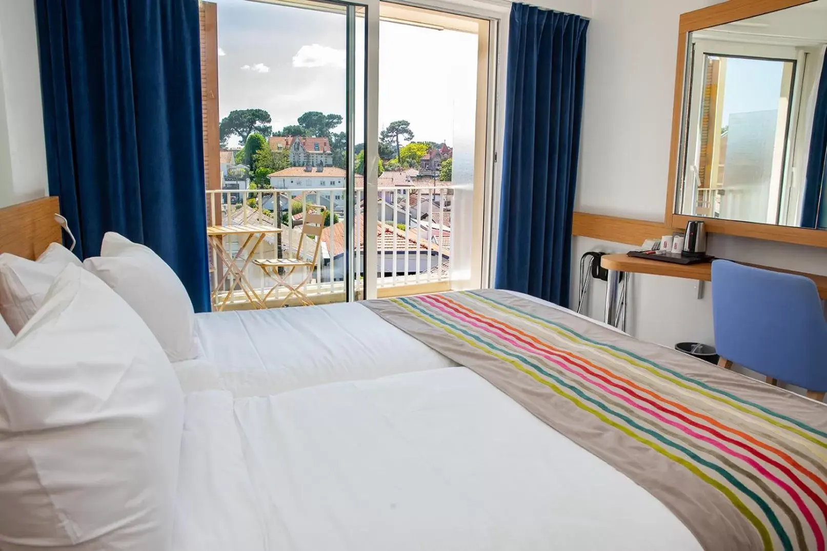 Street view, Bed in Best Western Arcachon Le Port