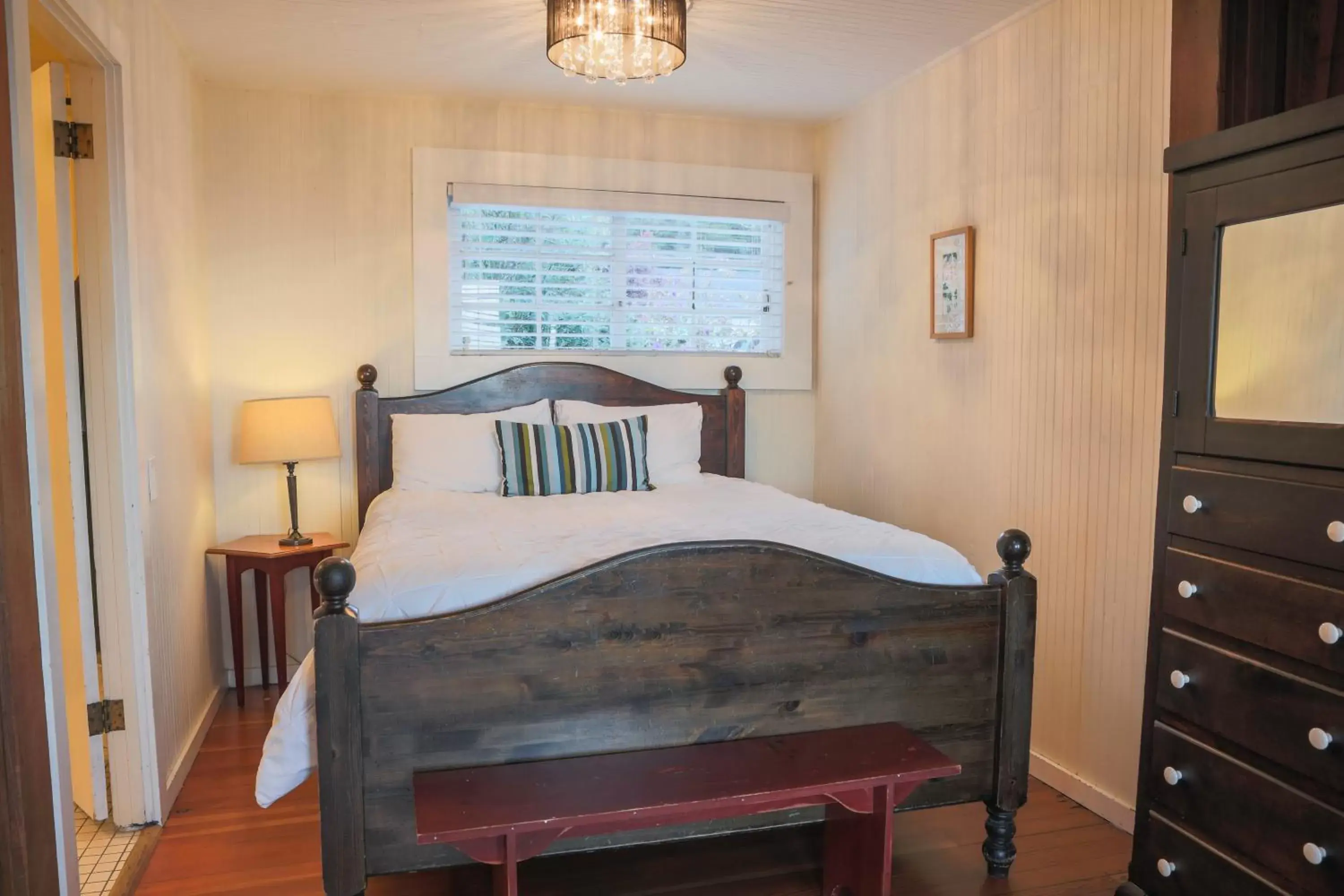 Bed in Inn at Schoolhouse Creek