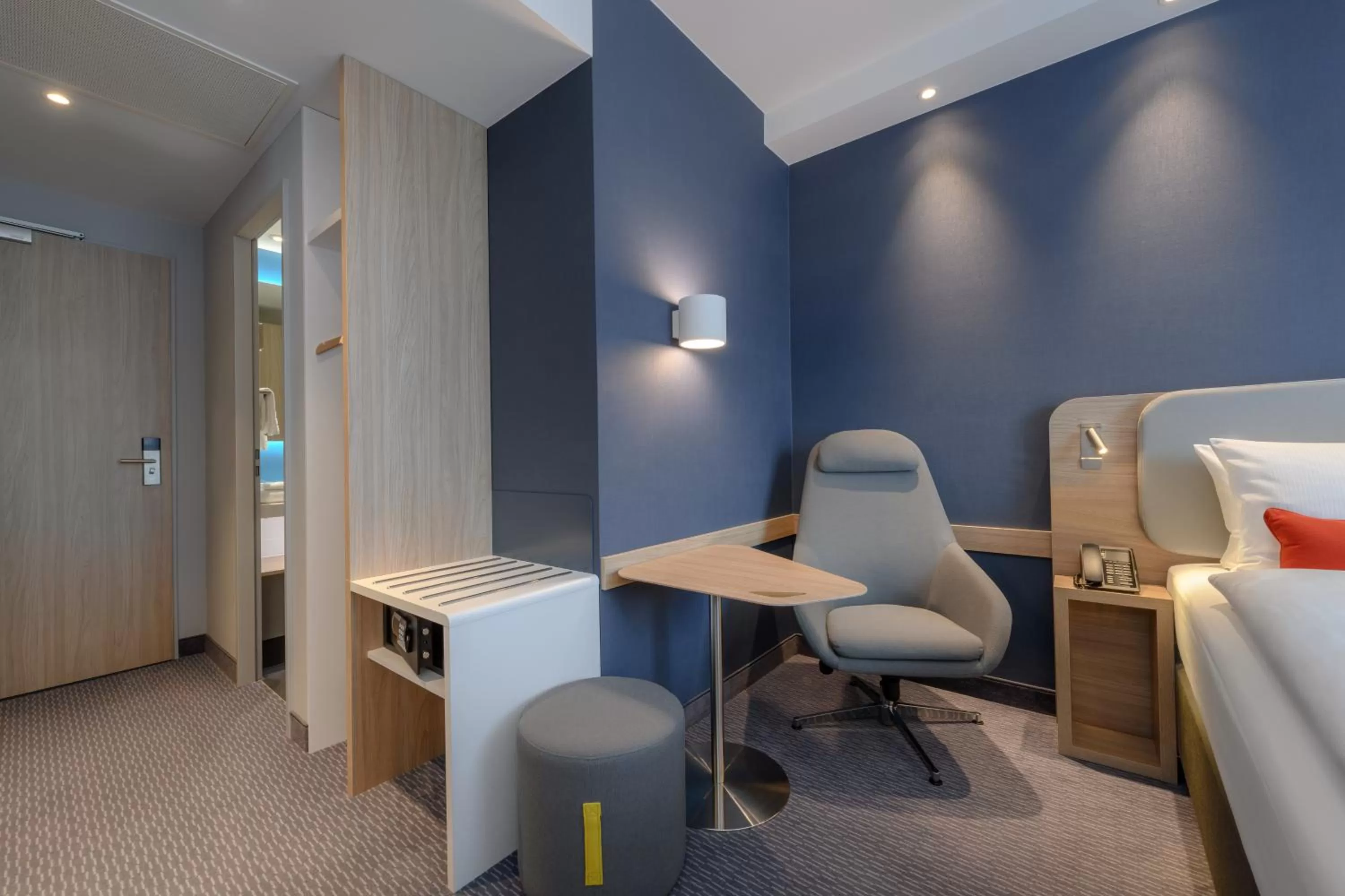 Photo of the whole room, Bed in Holiday Inn Express Göttingen by IHG