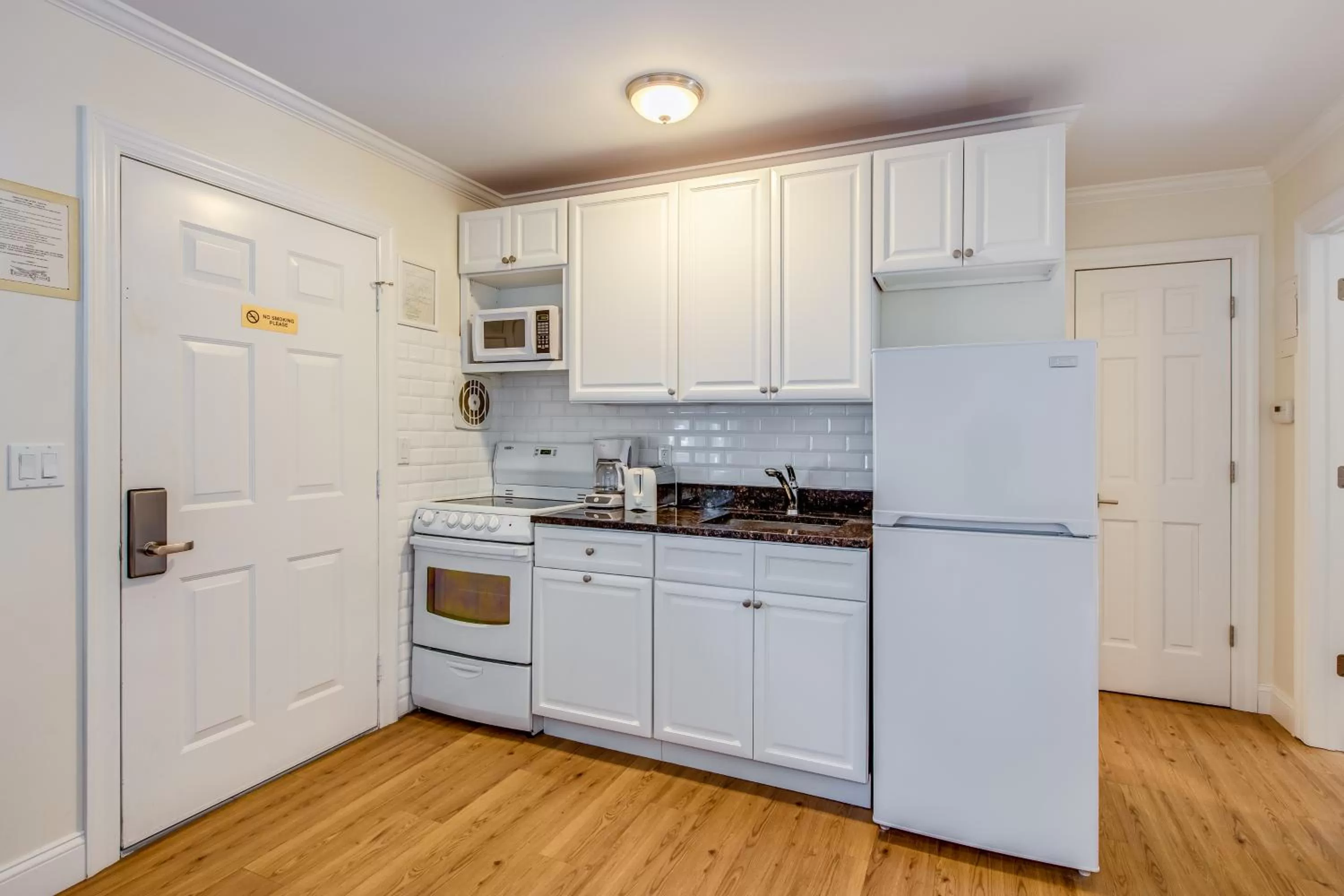 Kitchen/Kitchenette in Colonial Shores Resort