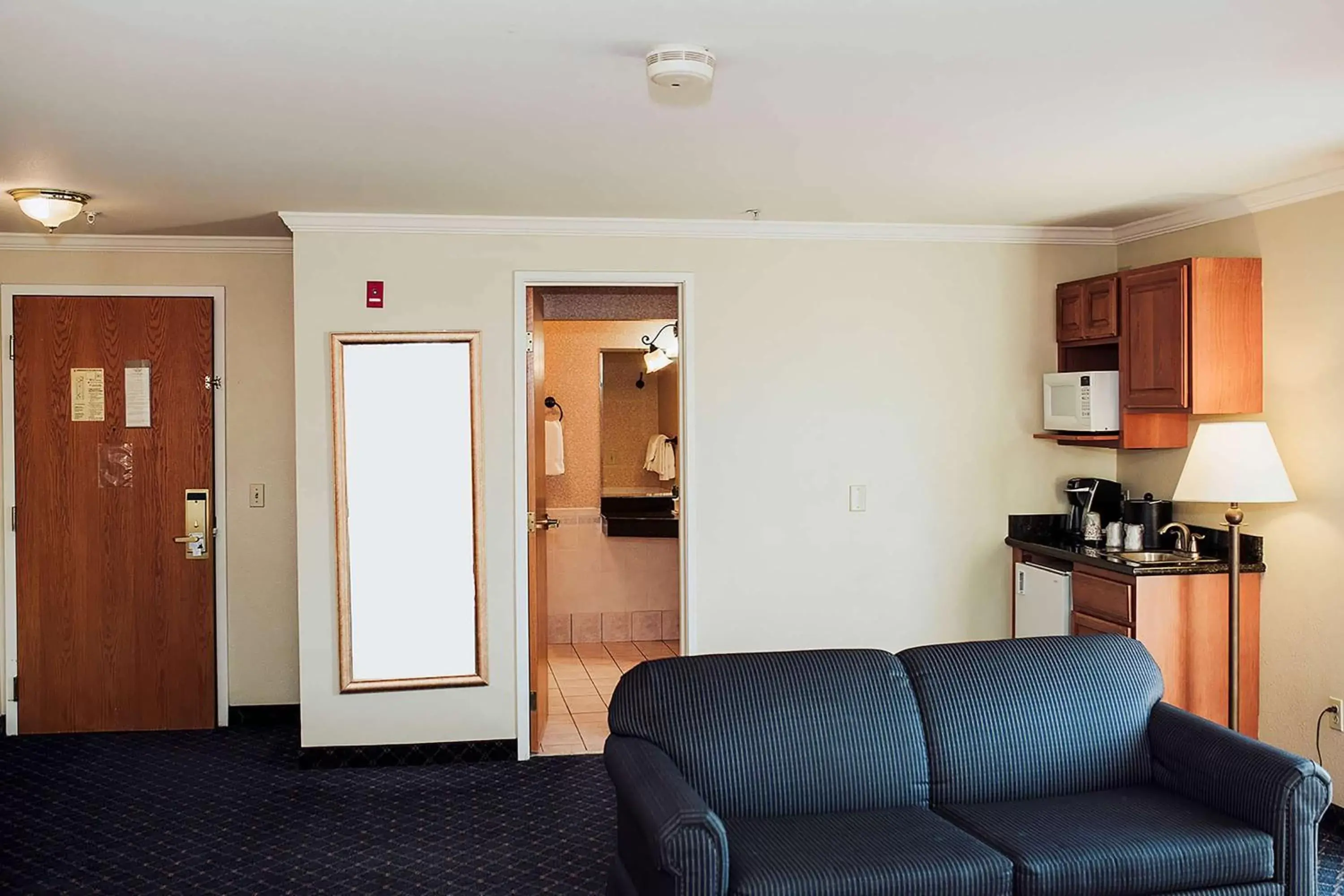 Photo of the whole room, Seating Area in Ramada by Wyndham Yakima