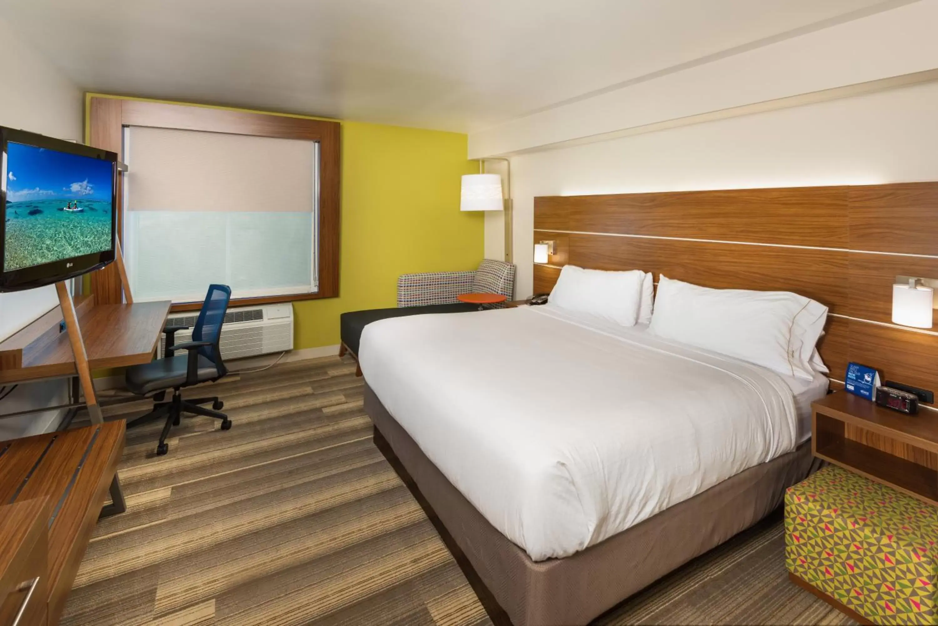 Photo of the whole room, Bed in Holiday Inn Express Peoria North - Glendale, an IHG Hotel