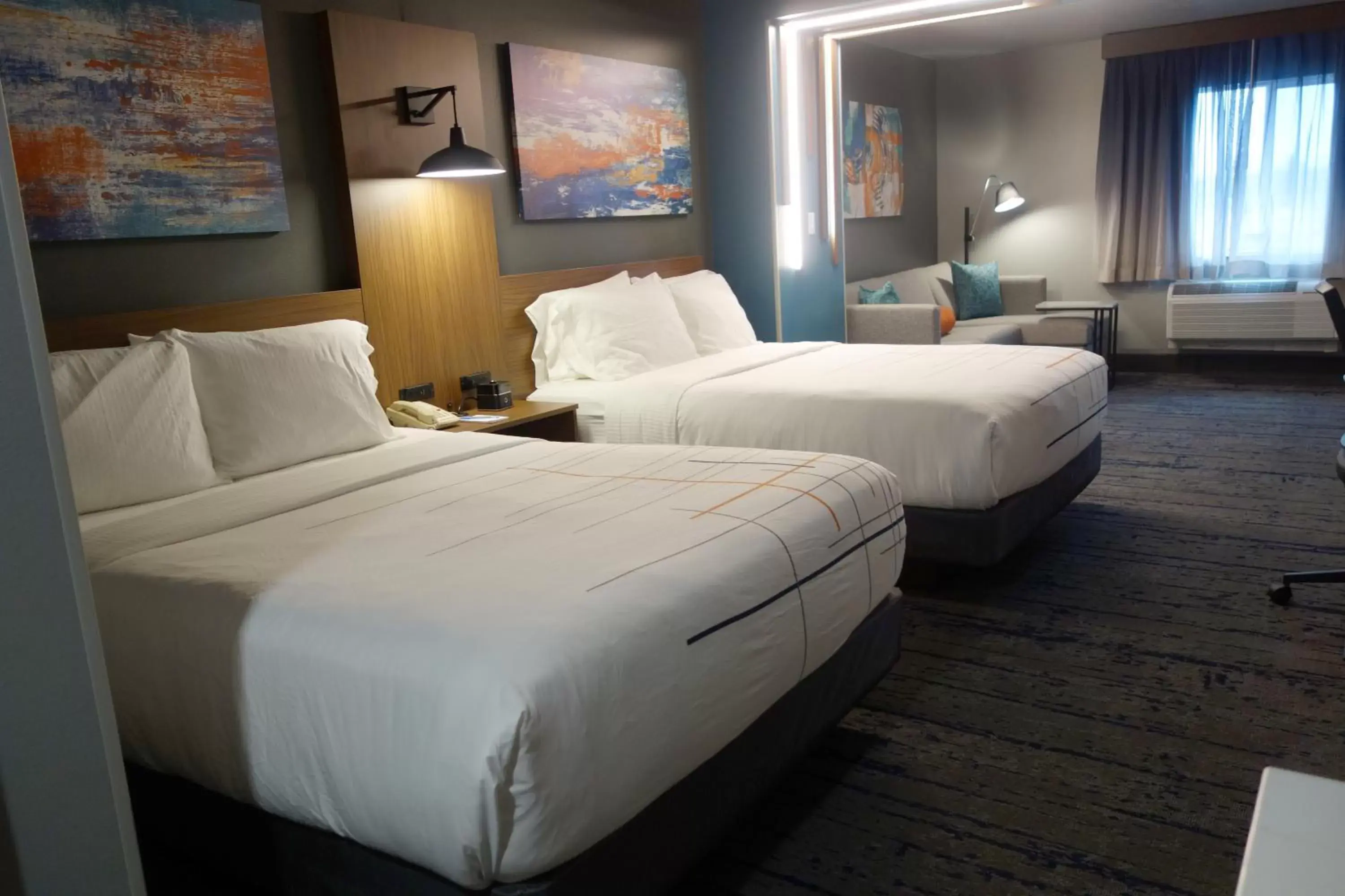 Bed in La Quinta Inn & Suites by Wyndham Springfield