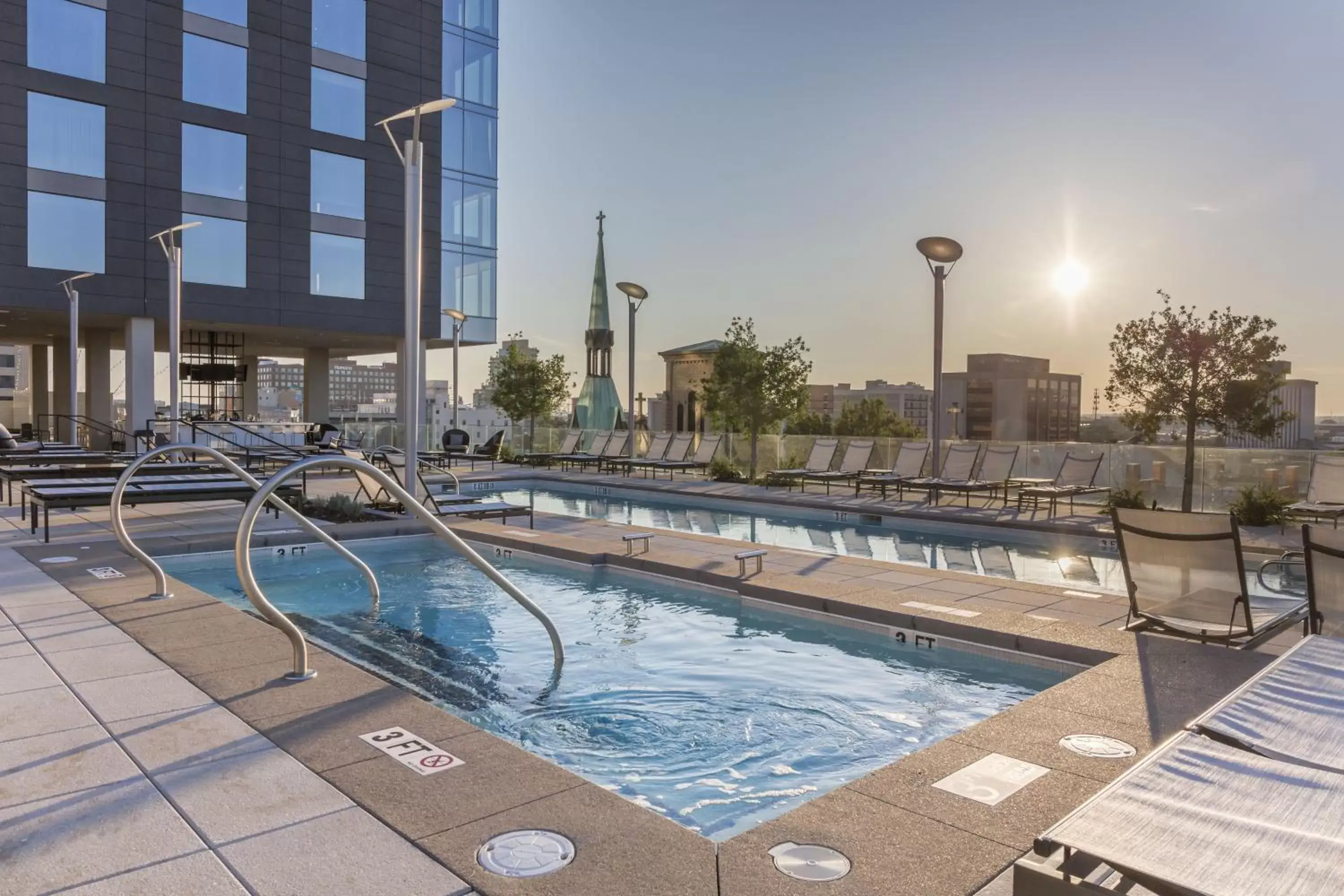 Swimming Pool in Omni Louisville Hotel