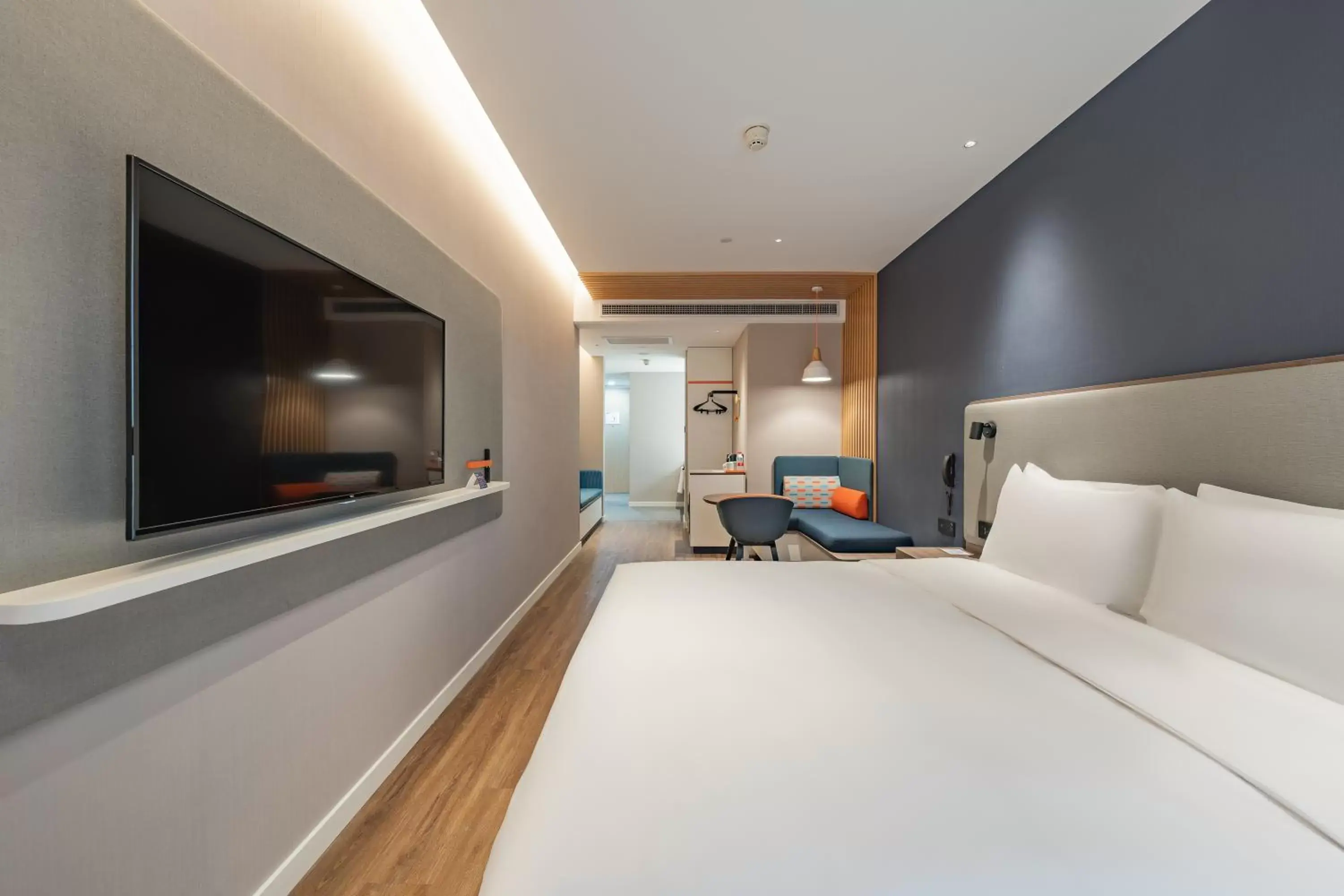 Bed, TV/Entertainment Center in Holiday Inn Express Shanghai Expo Centre, an IHG Hotel