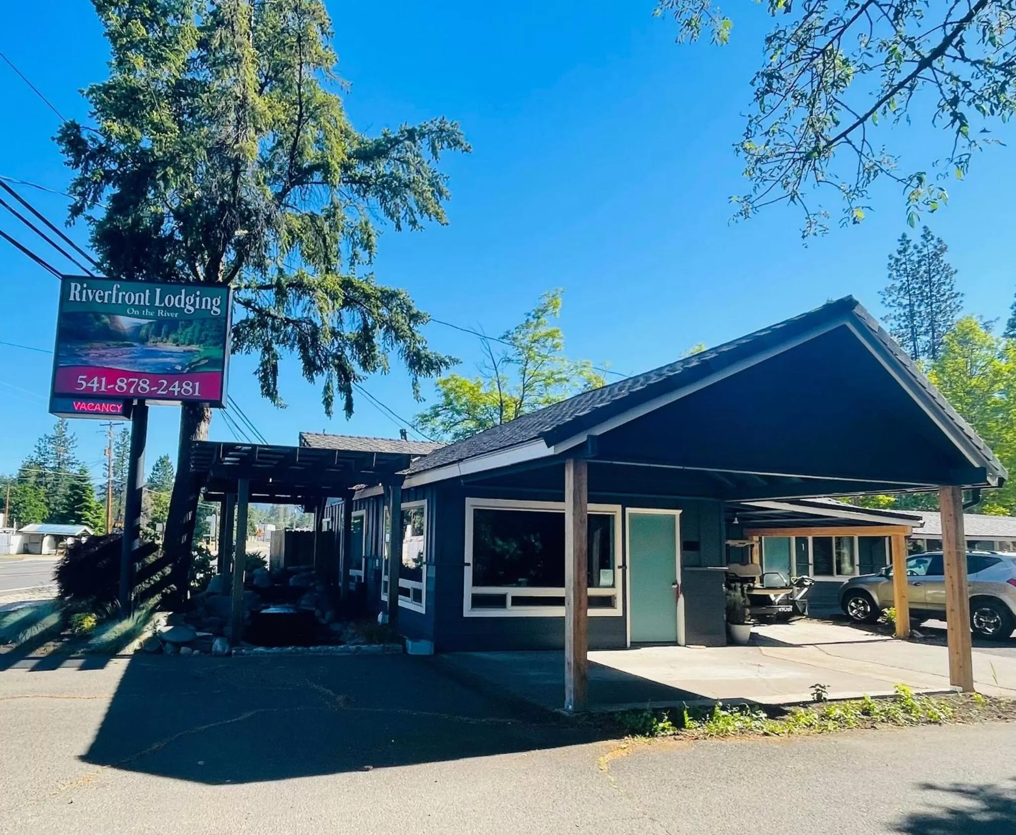 Property building in Riverfront Lodging