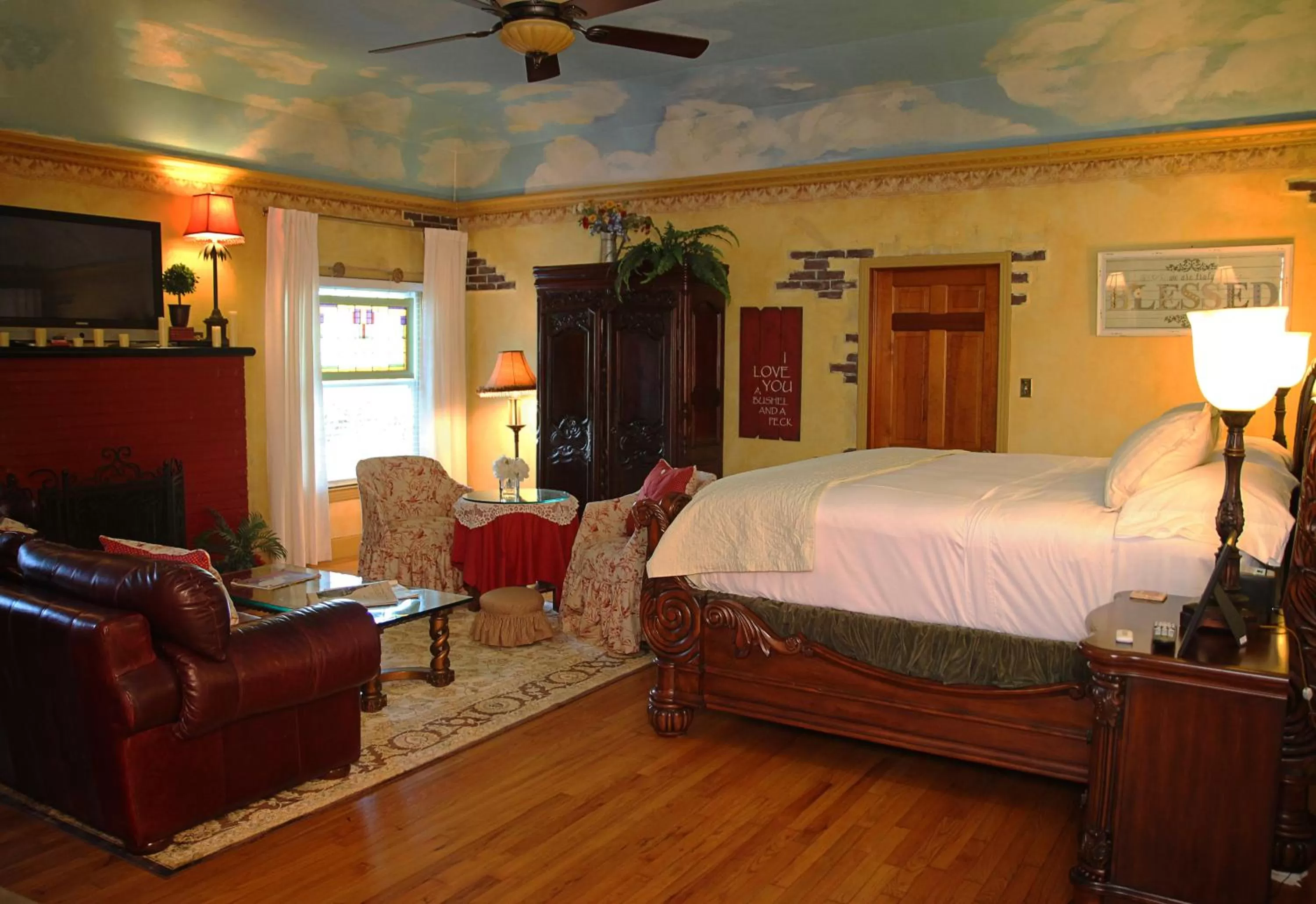 Seating area, Bed in The Old Liberty Schoolhouse