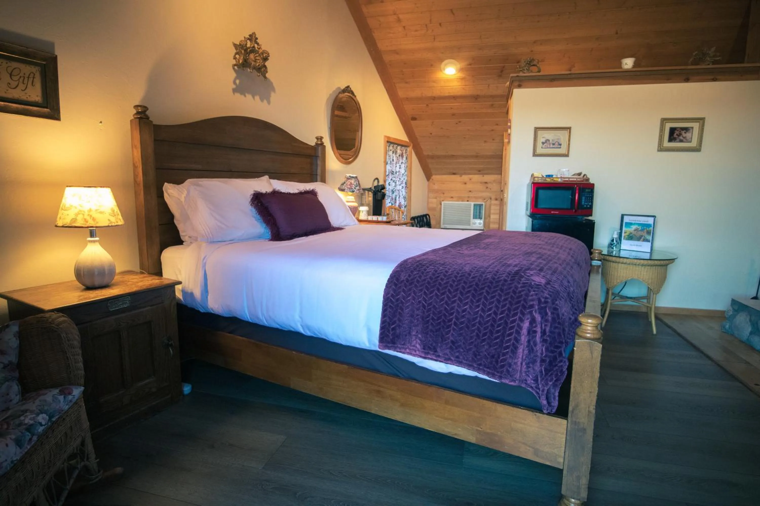 Bedroom, Bed in Tucker Peak Lodge