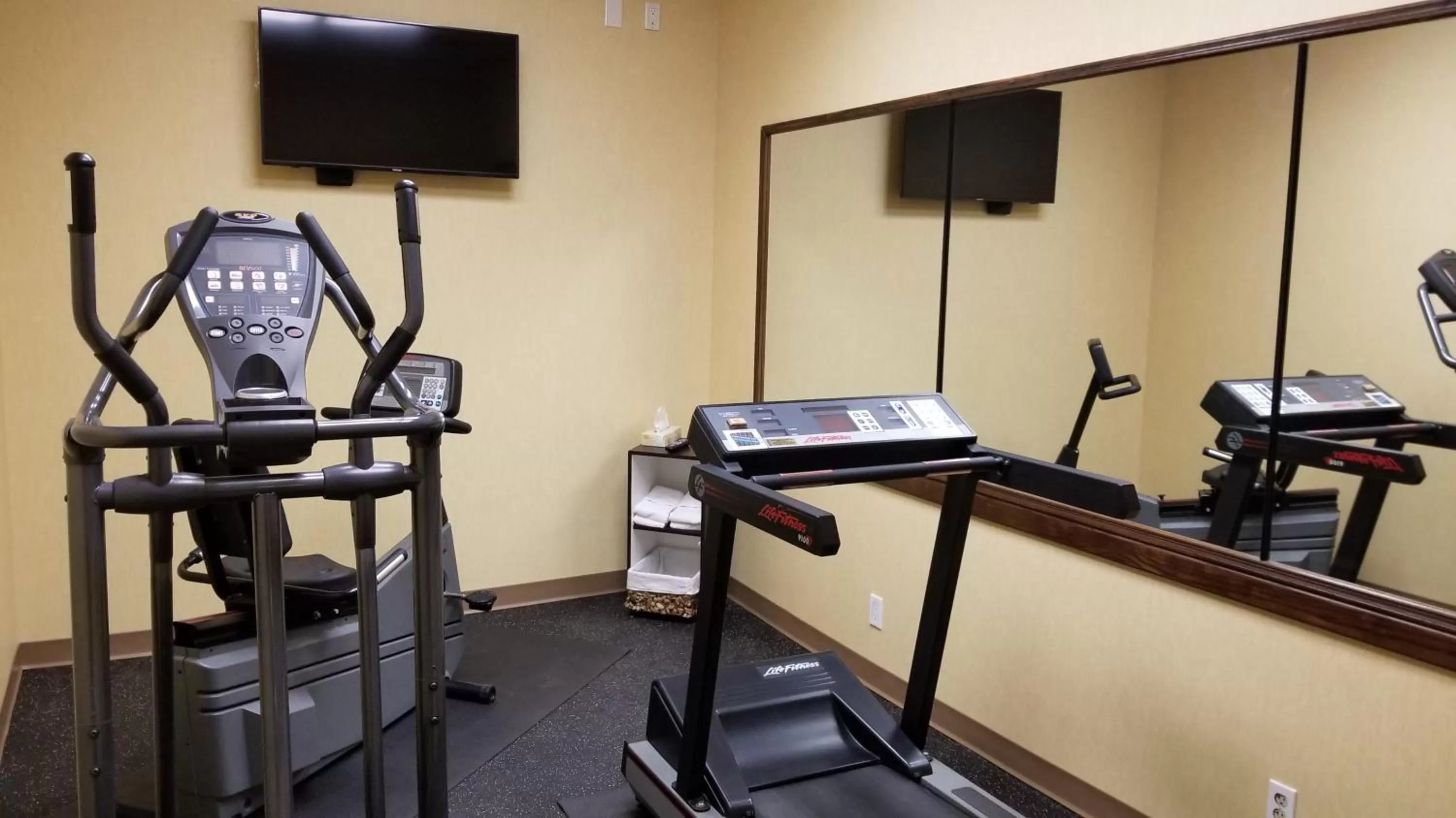 Fitness centre/facilities in Days Inn by Wyndham Edmonton Downtown