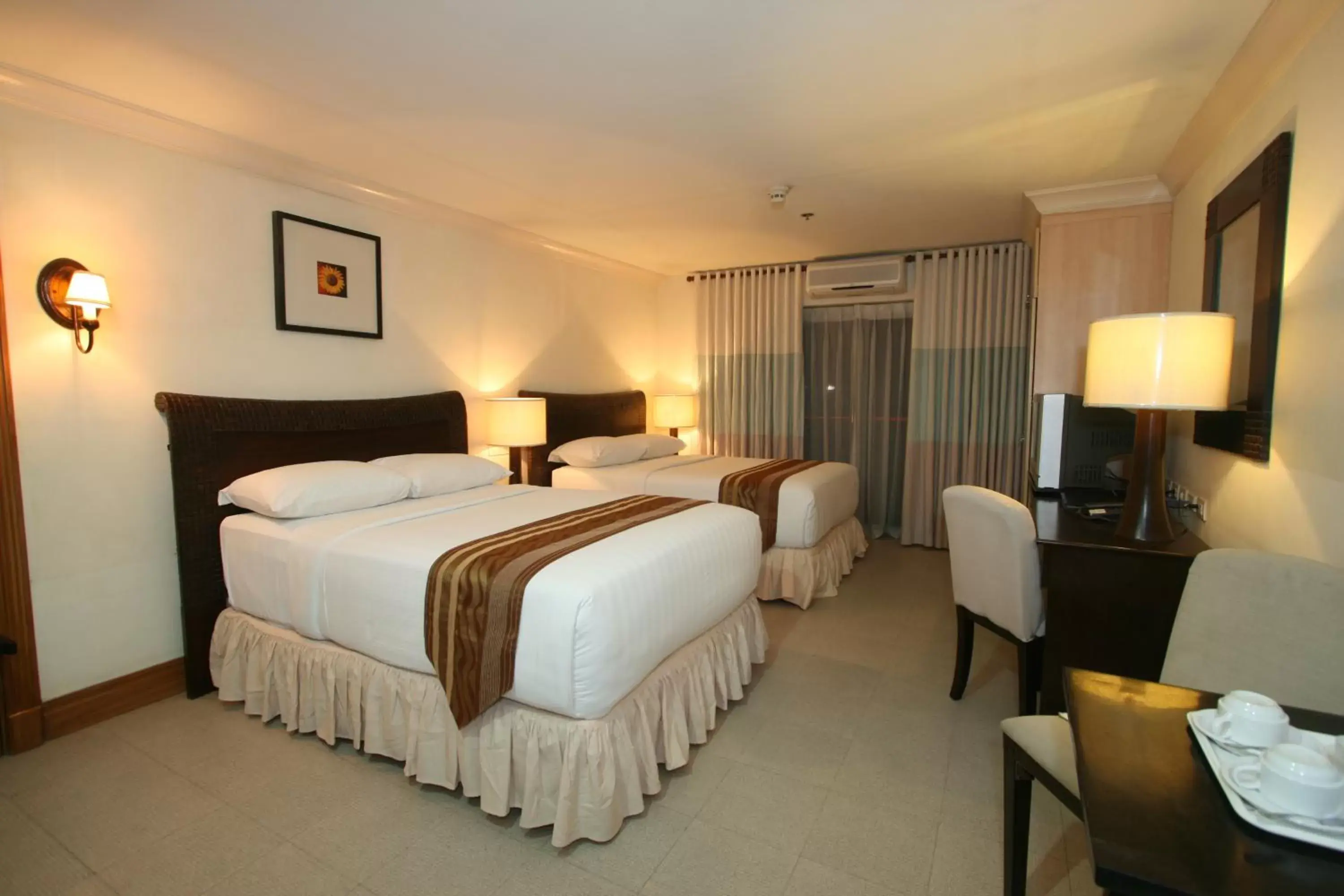 Bedroom, Bed in Crown Regency Suites Mactan