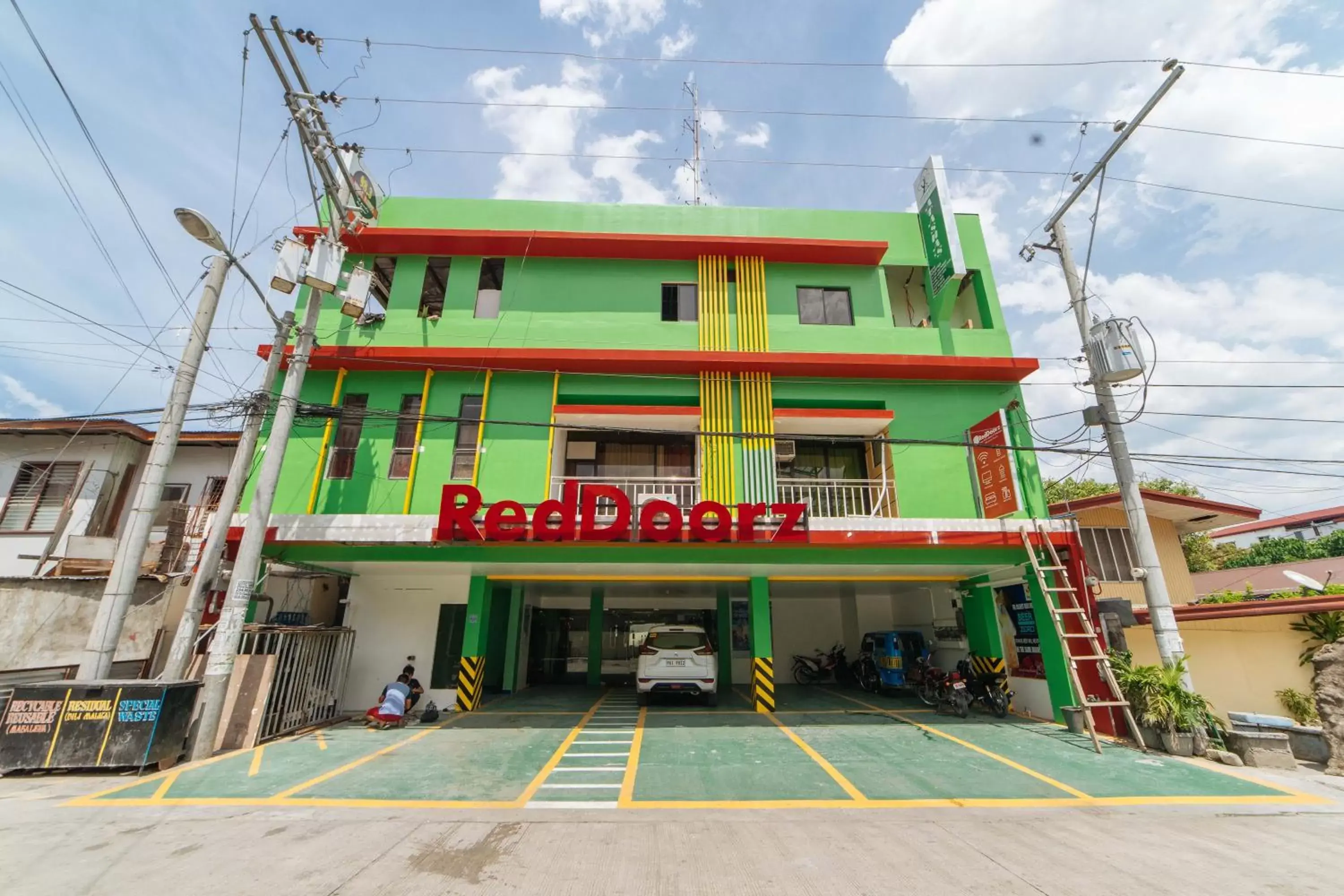 Property Building in RedDoorz near Notre Dame of Dadiangas University - Vaccinated Staff