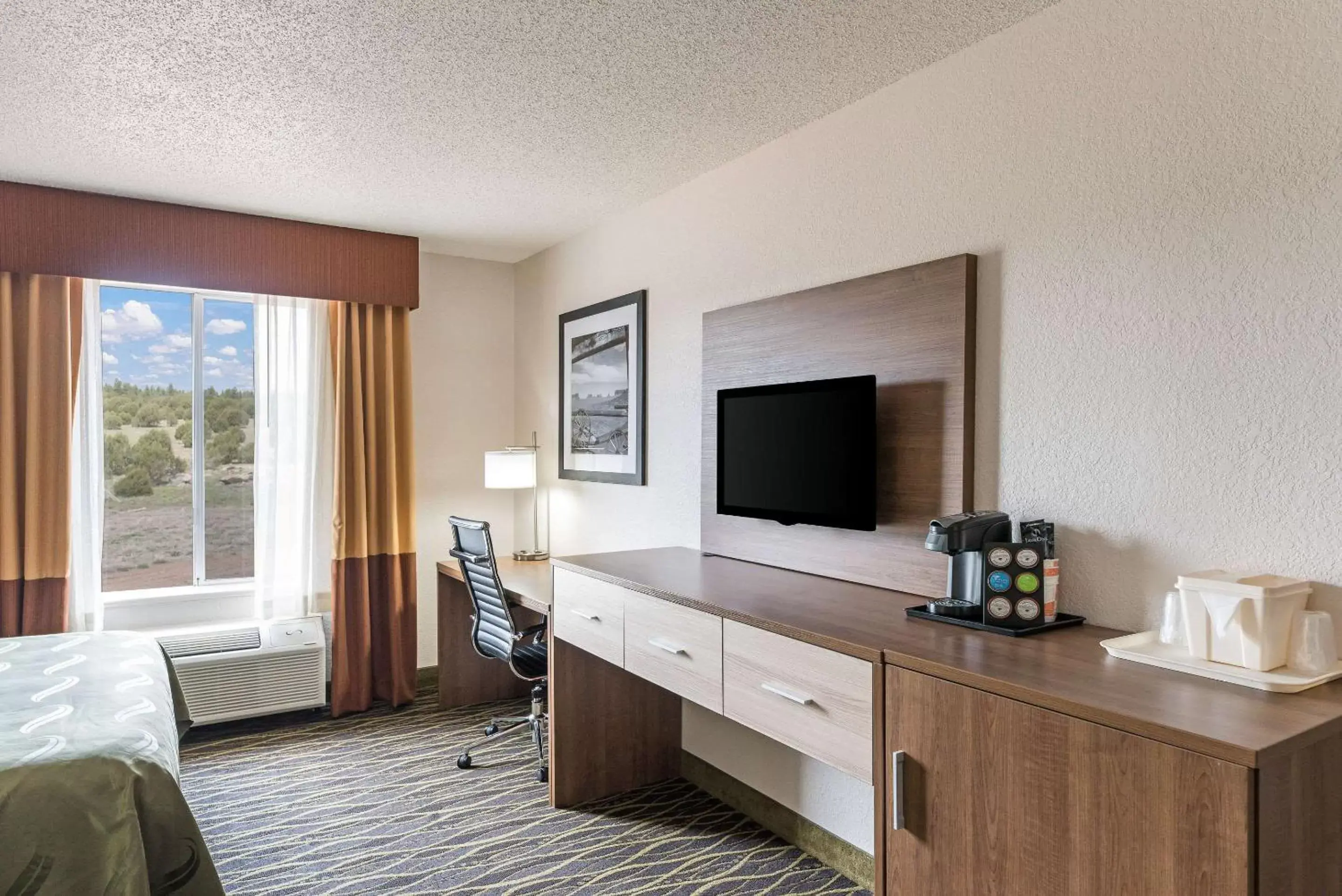 Photo of the whole room, TV/Entertainment Center in Quality Inn Near Grand Canyon