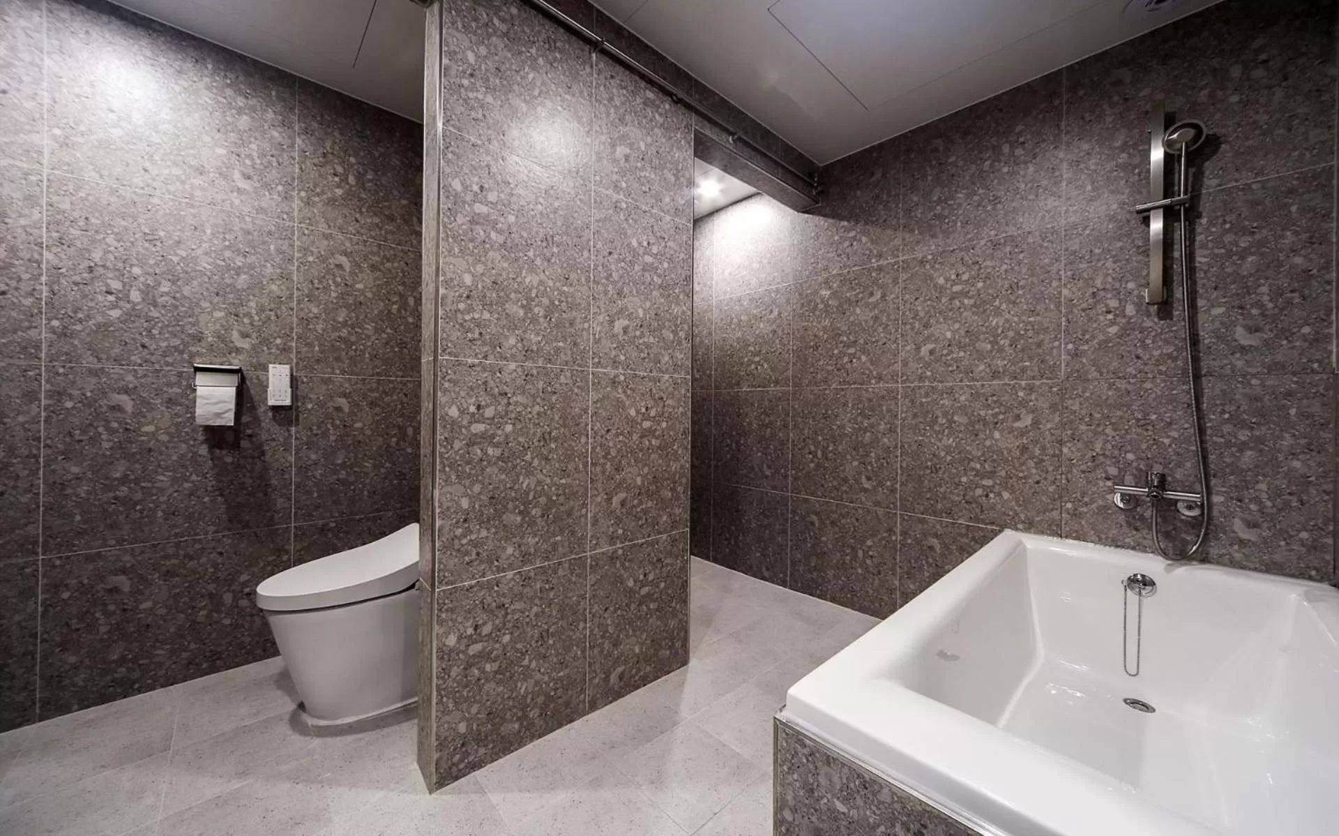 Shower in Maron Hotel Nampo