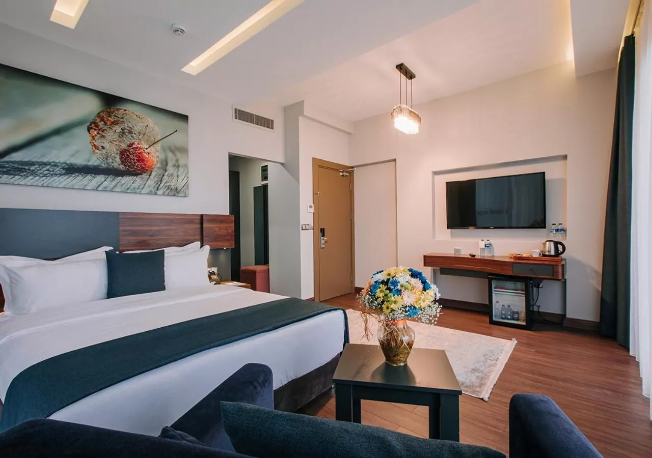 Shower, Bed in Peerless Villas Hotel