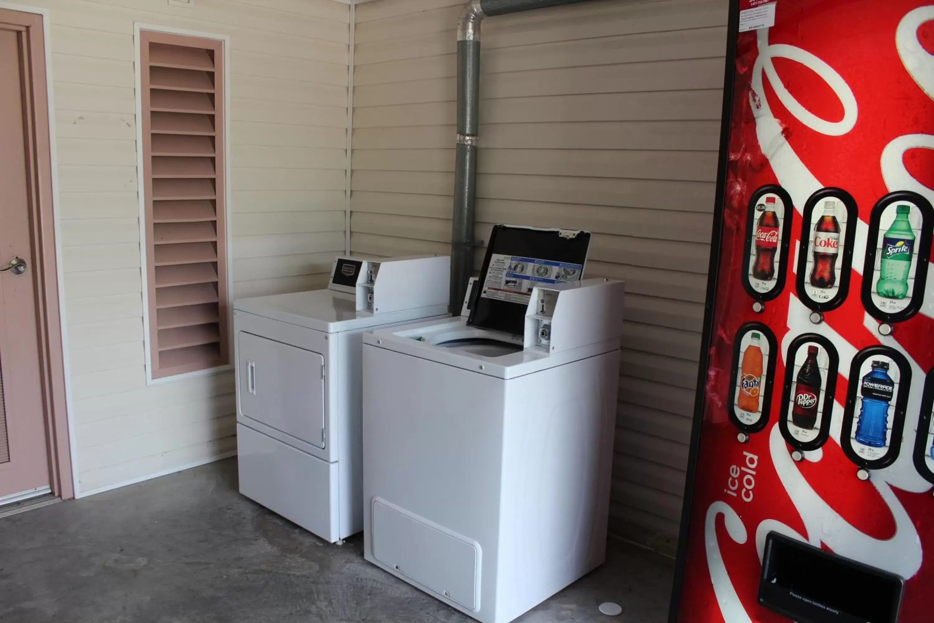 Property building in Carom Inn Denham Springs-BatonRouge Property building in Carom Inn Denham Springs-BatonRouge