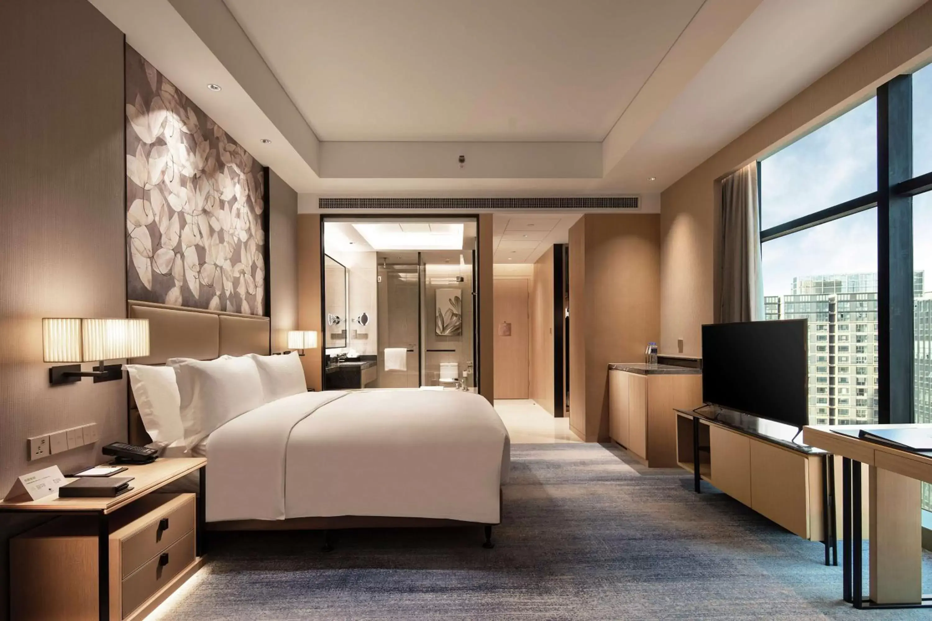 Bedroom, TV/Entertainment Center in Doubletree By Hilton Yangzhou
