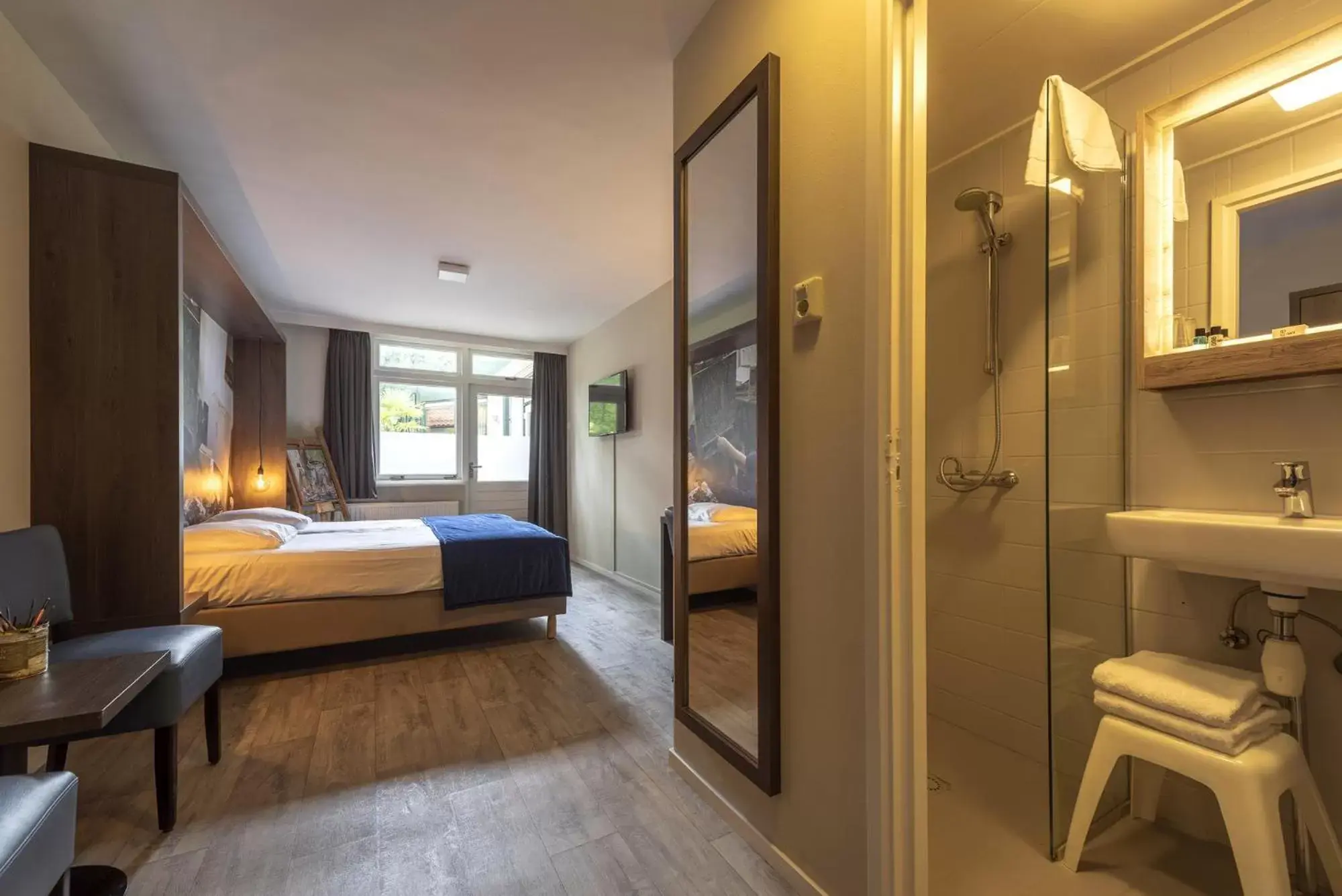 Bathroom, Bed in Hotel de Hoeve van Nunspeet