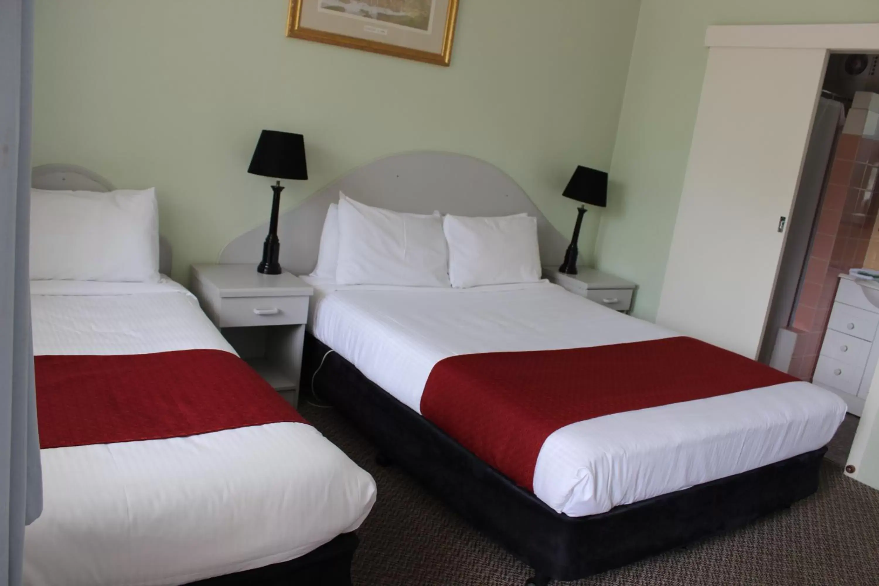 Bedroom, Bed in High Mountains Motor Inn