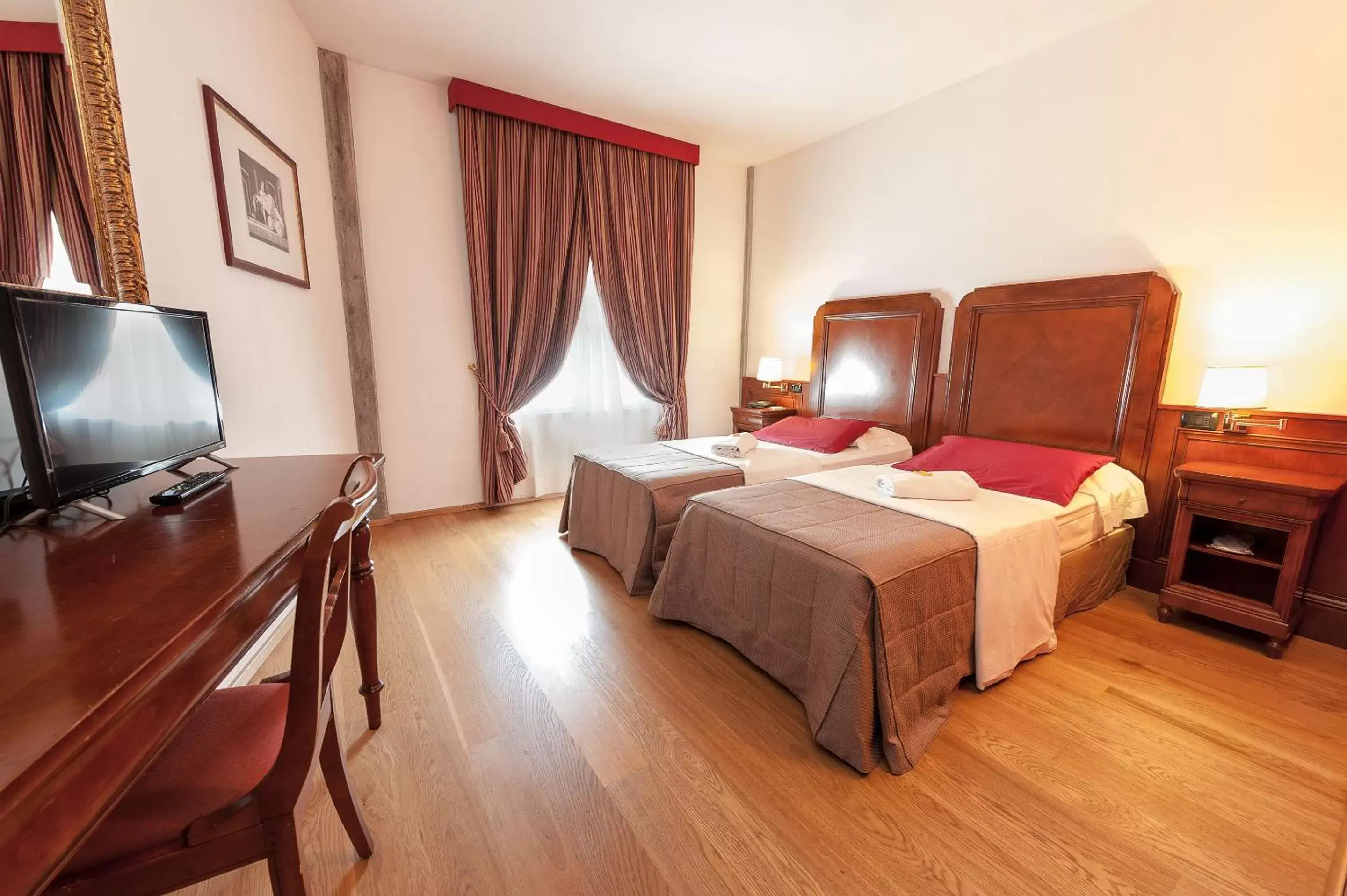 Photo of the whole room, Bed in Hotel Villa Malaspina