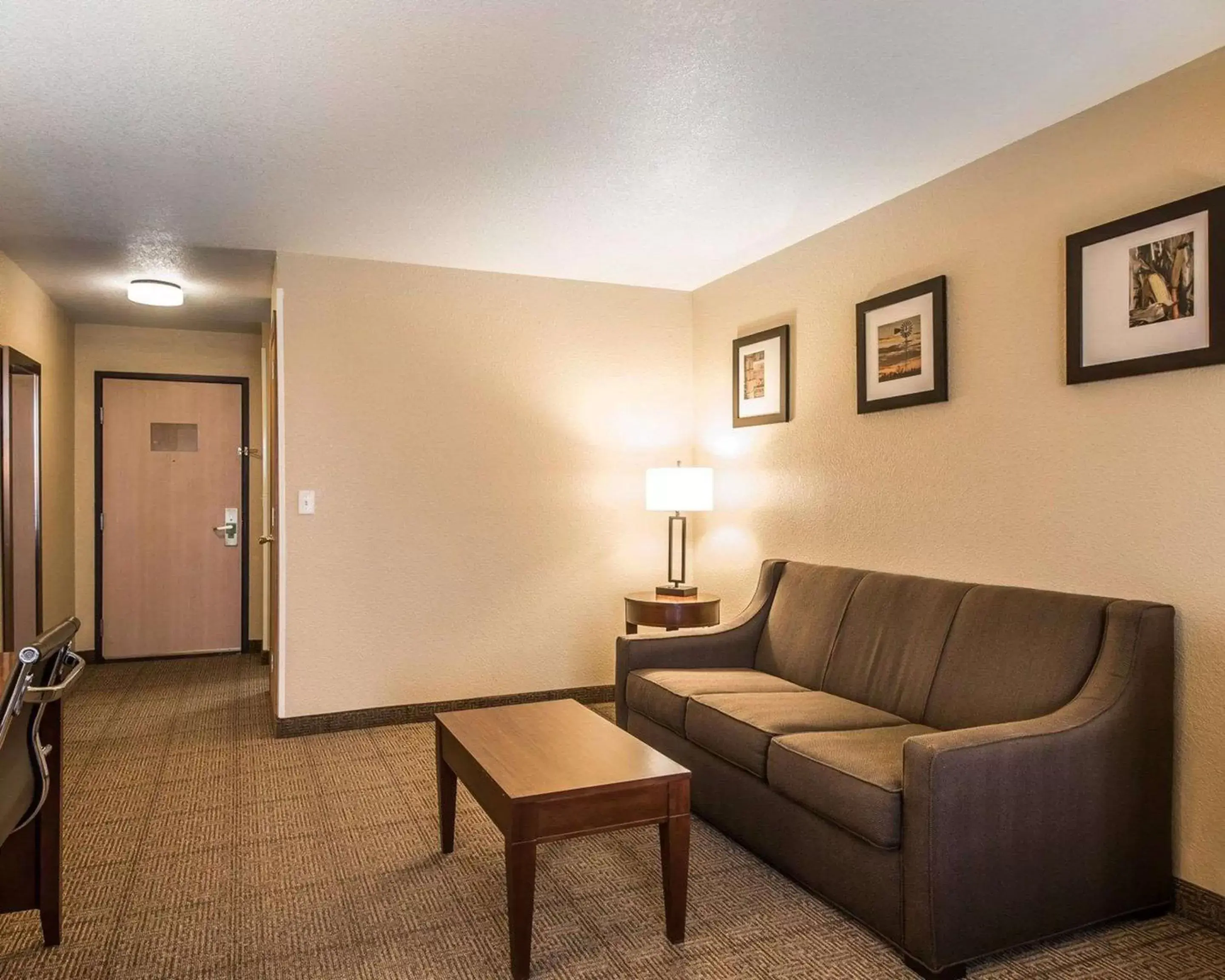 Photo of the whole room, Seating Area in Quality Inn & Suites Bethany