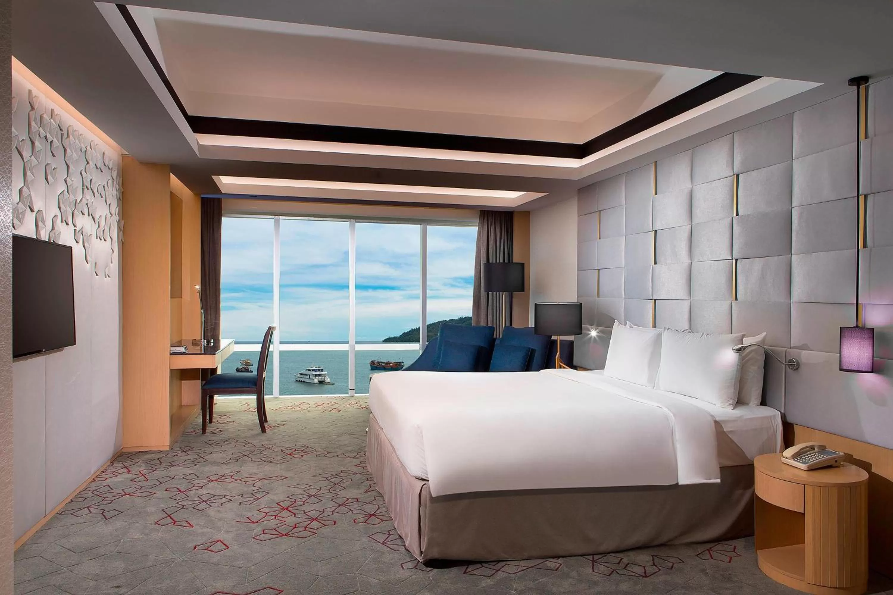 Photo of the whole room, Bed in Le Meridien Kota Kinabalu