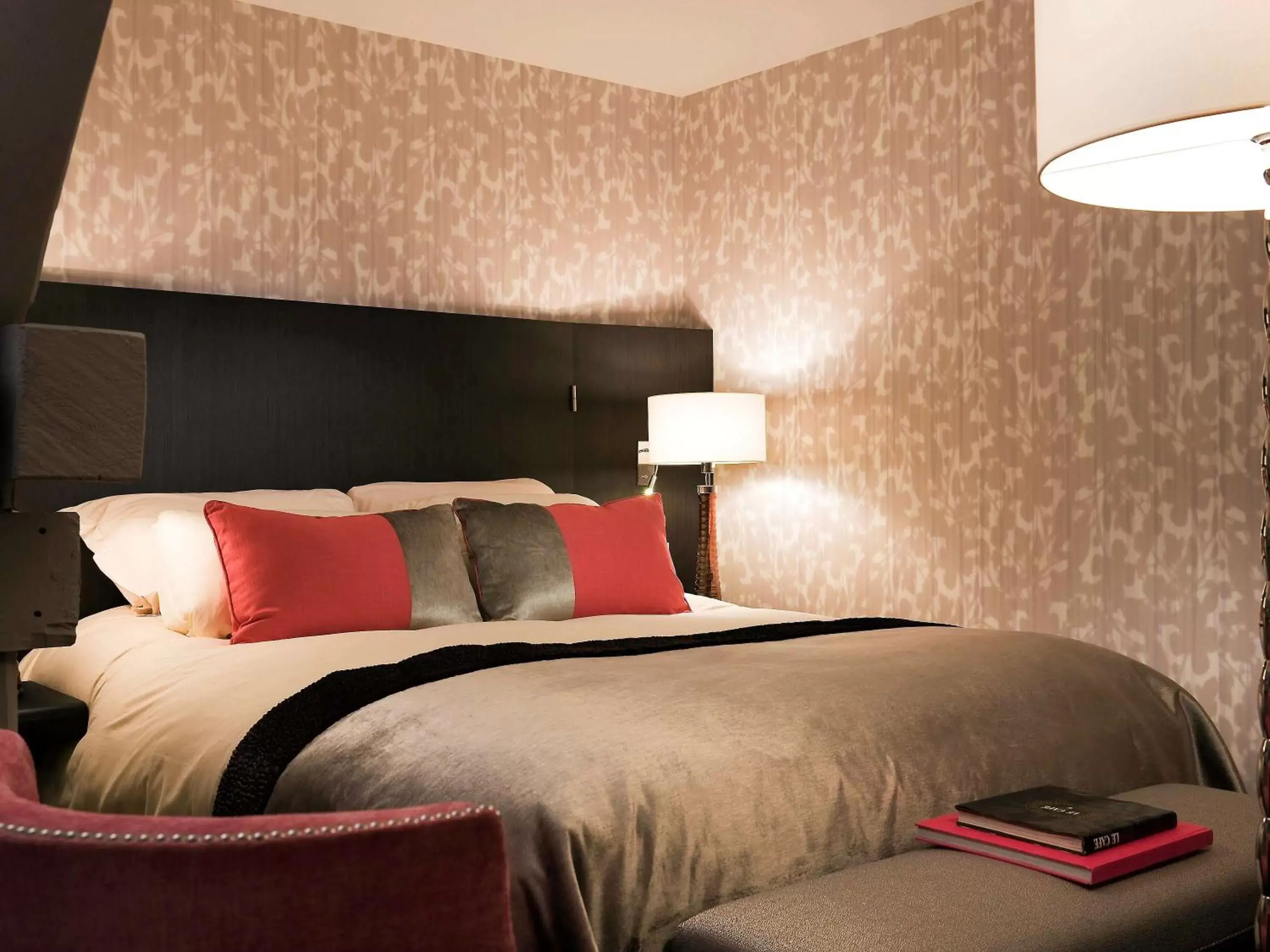 Bedroom, Bed in Grand Hotel La Cloche Dijon - MGallery