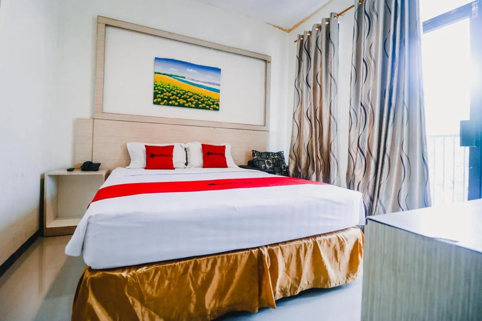 Bedroom, Bed in RedDoorz Plus near Sultan Hasanuddin Airport