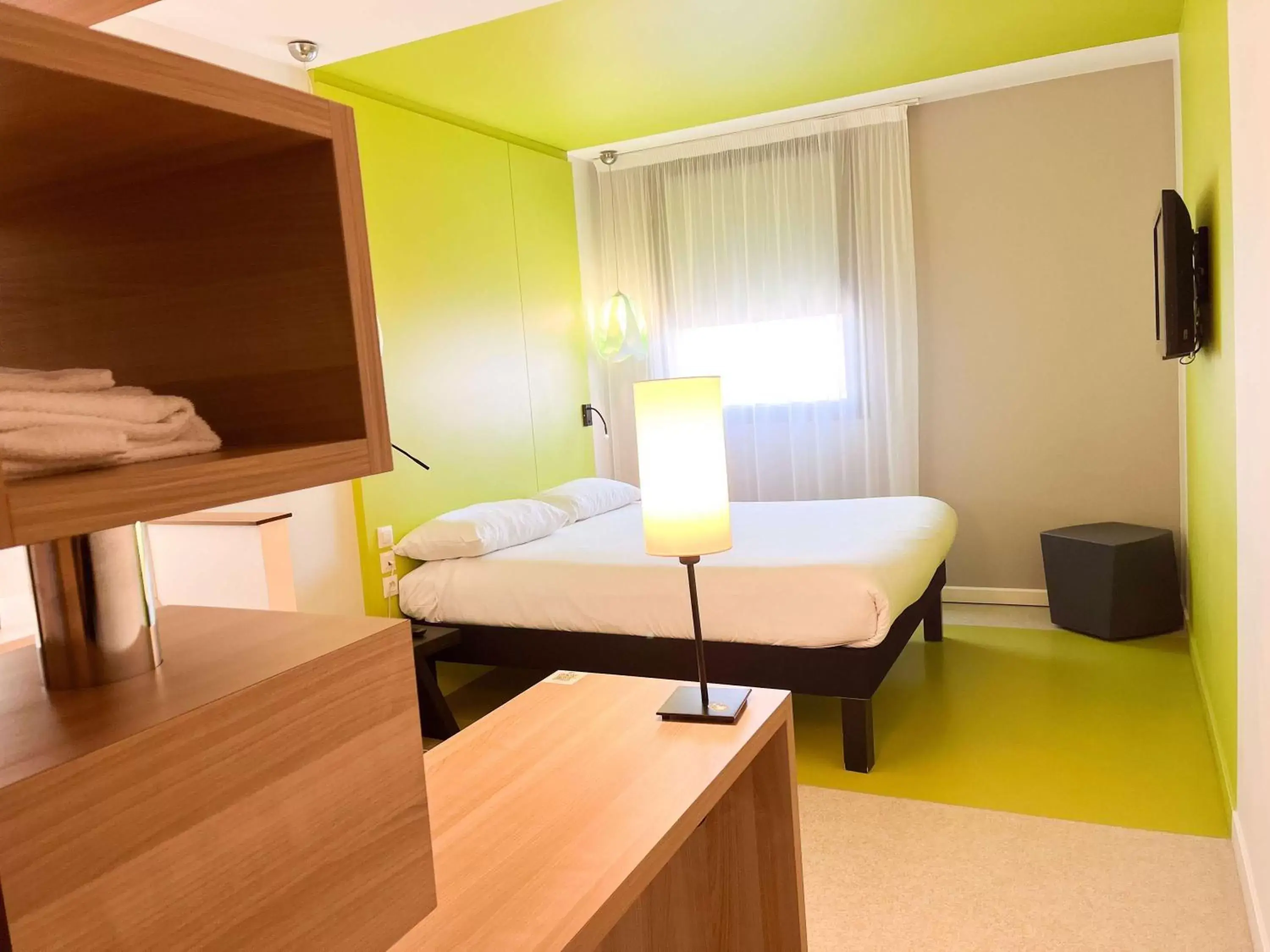 Bedroom, Bed in ibis Styles Nimes Gare Centre