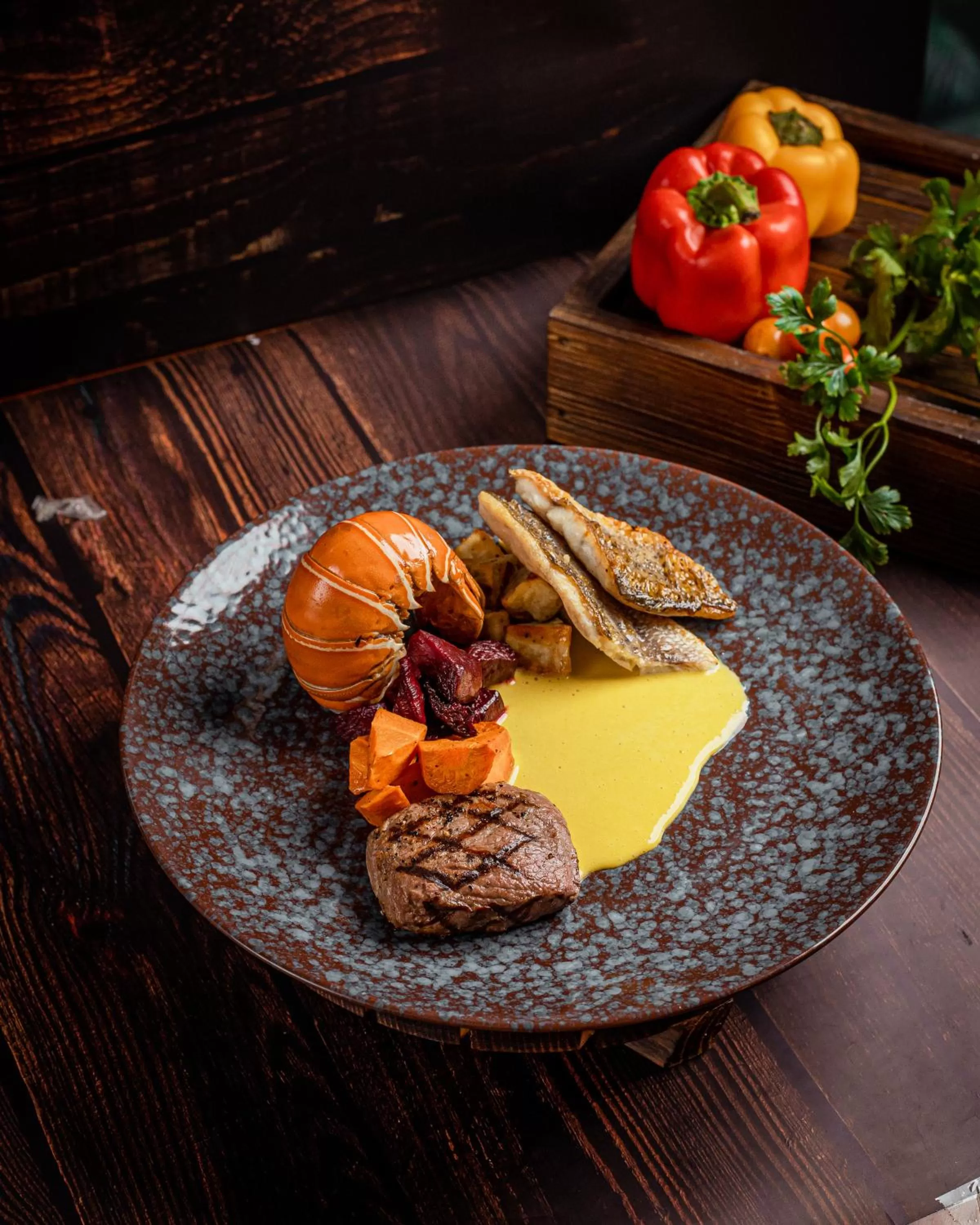 Restaurant/places to eat in Holiday Inn Dhaka City Centre by IHG