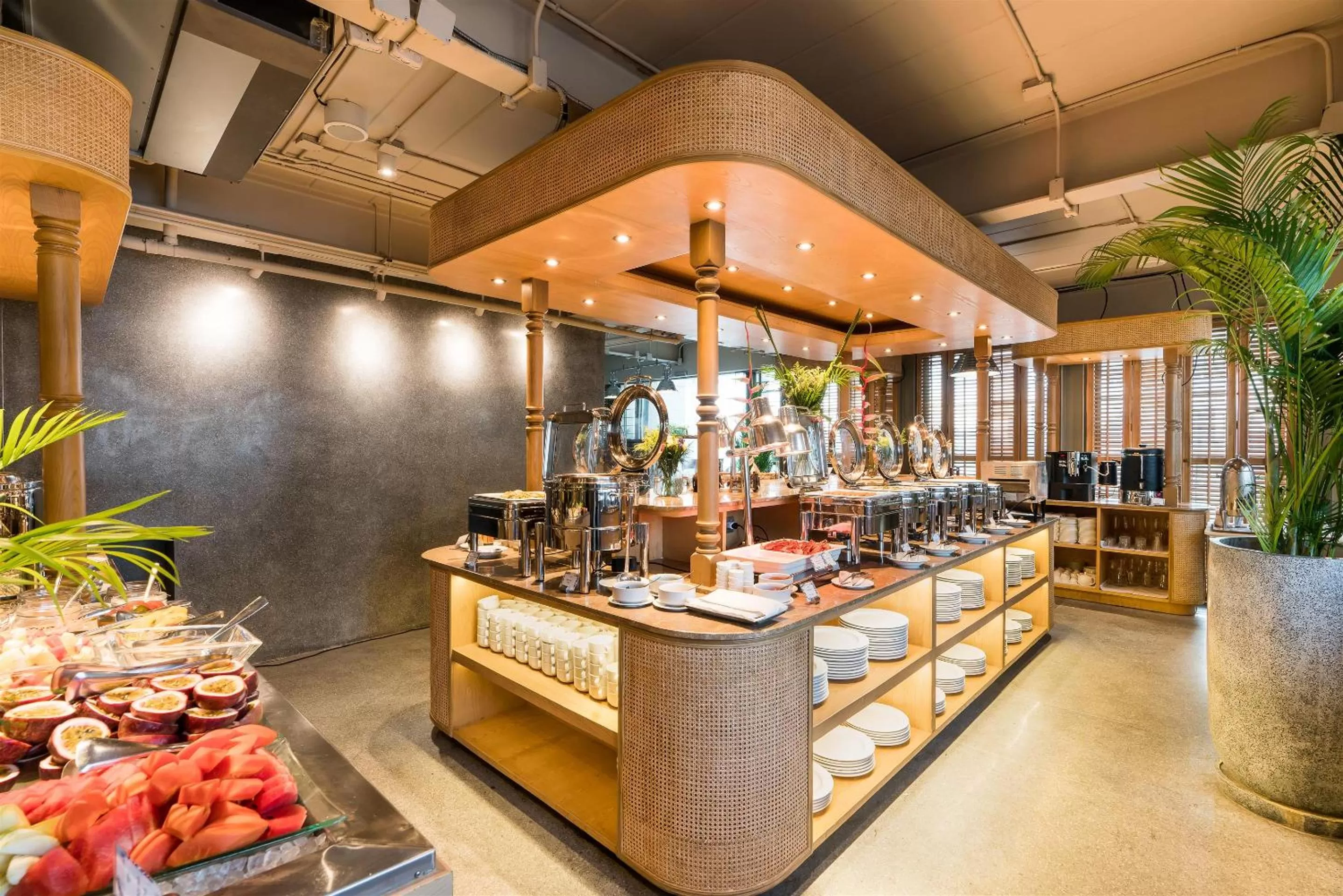 Restaurant/places to eat in Akara Hotel