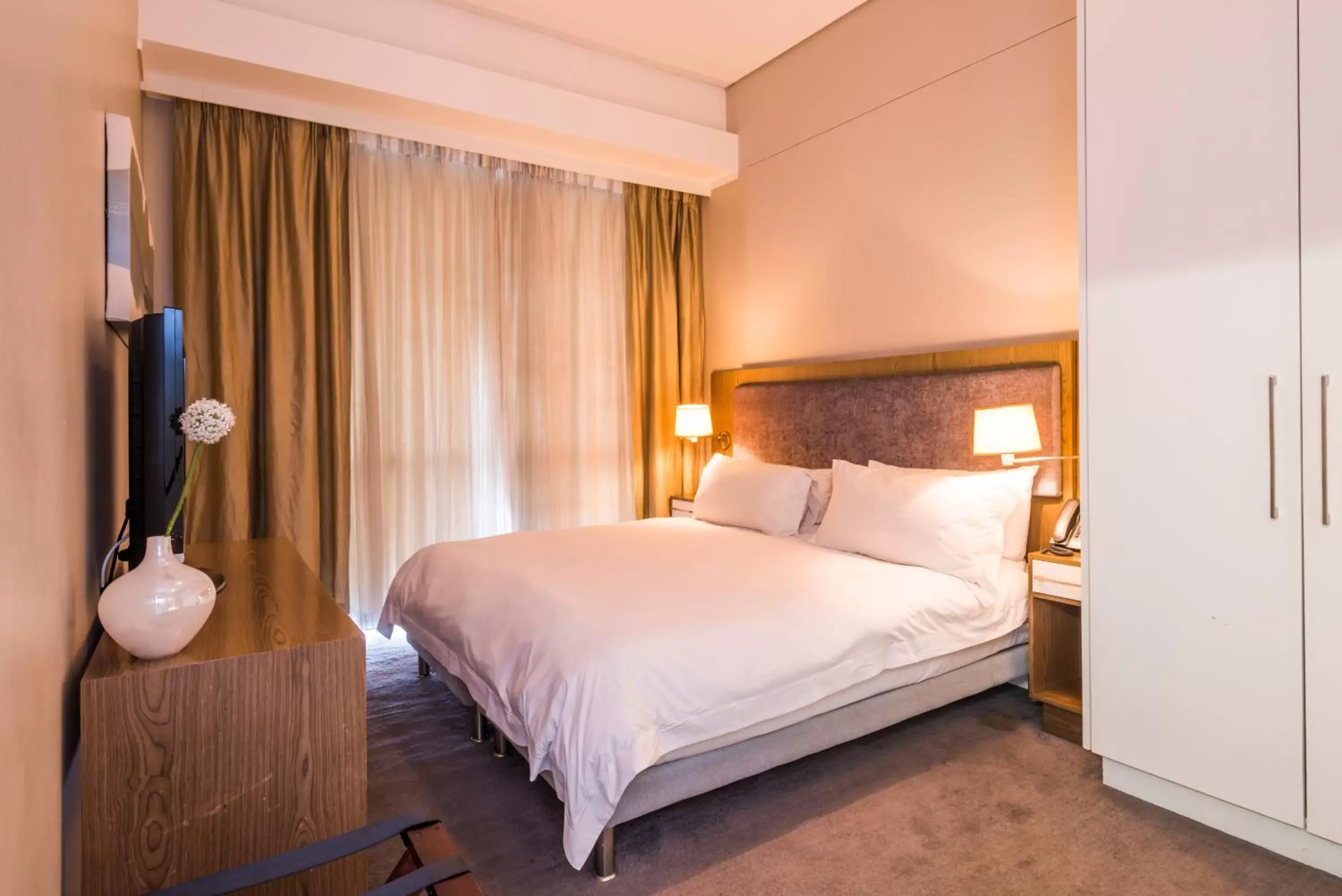 Bedroom, Bed in aha Harbour Bridge Hotel & Suites
